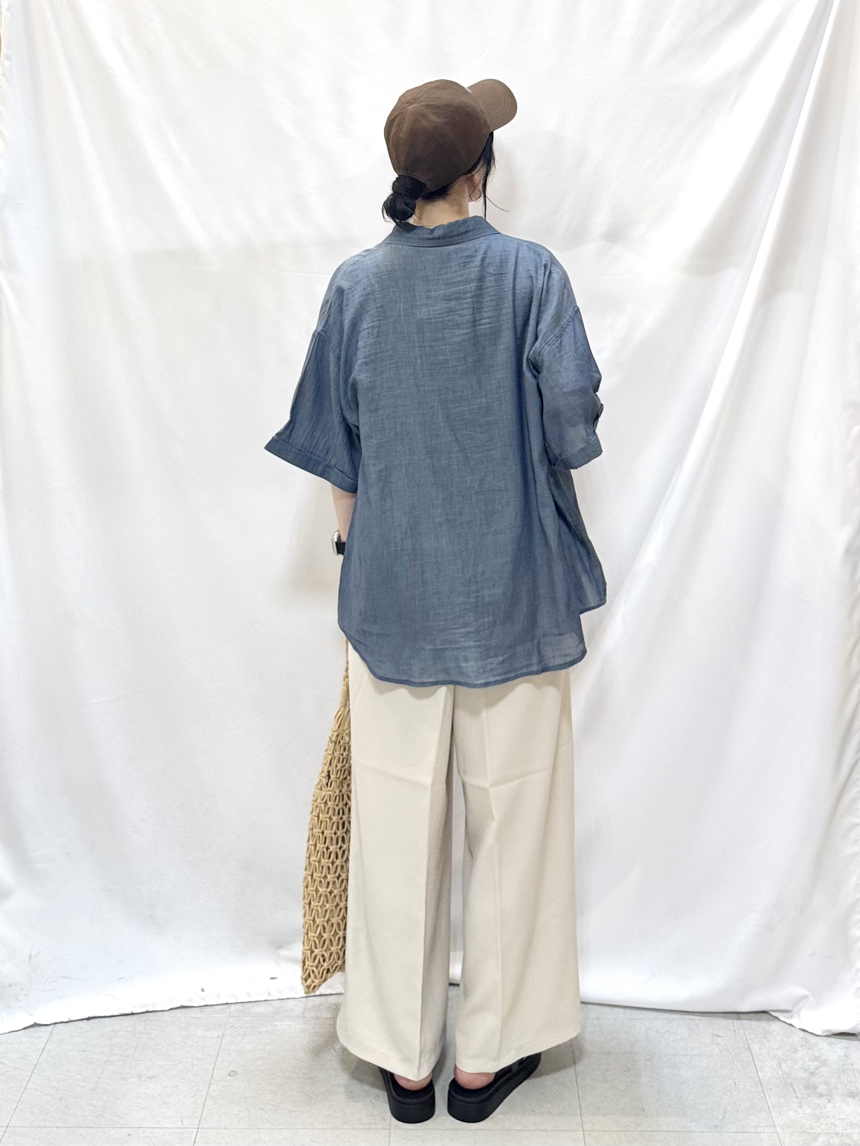 𝐇𝐢𝐫𝐨𝐦𝐢さんの「SHOO･LA･RUE｜【S-LL/洗濯機可/綿100%】やわらかシアーデニム 5分袖ポケットシャツ」を使ったコーディネート
