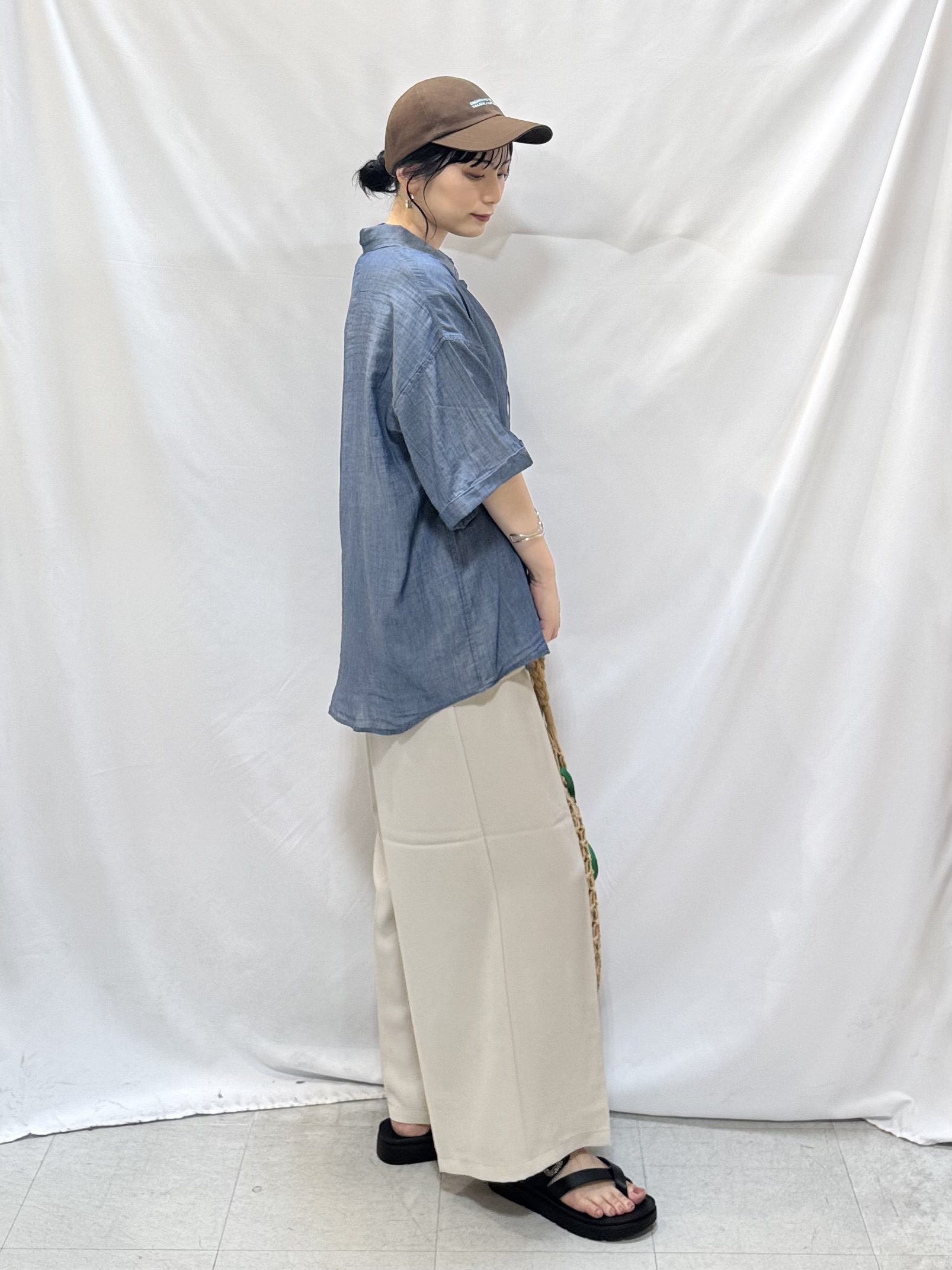 𝐇𝐢𝐫𝐨𝐦𝐢さんの「SHOO･LA･RUE｜【S-LL/洗濯機可/綿100%】やわらかシアーデニム 5分袖ポケットシャツ」を使ったコーディネート