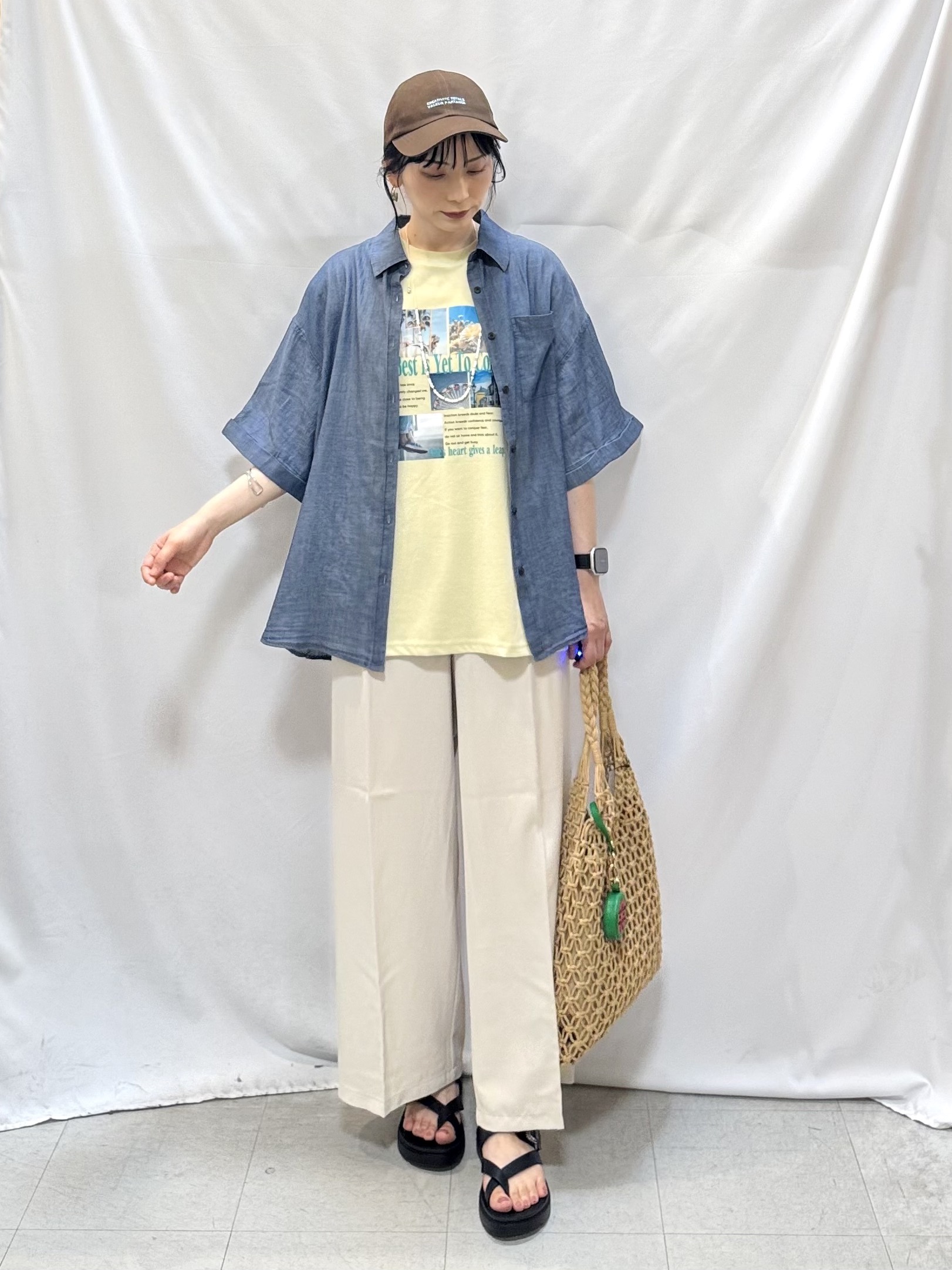 𝐇𝐢𝐫𝐨𝐦𝐢さんの「SHOO･LA･RUE｜【S-LL/洗濯機可/綿100%】やわらかシアーデニム 5分袖ポケットシャツ」を使ったコーディネート