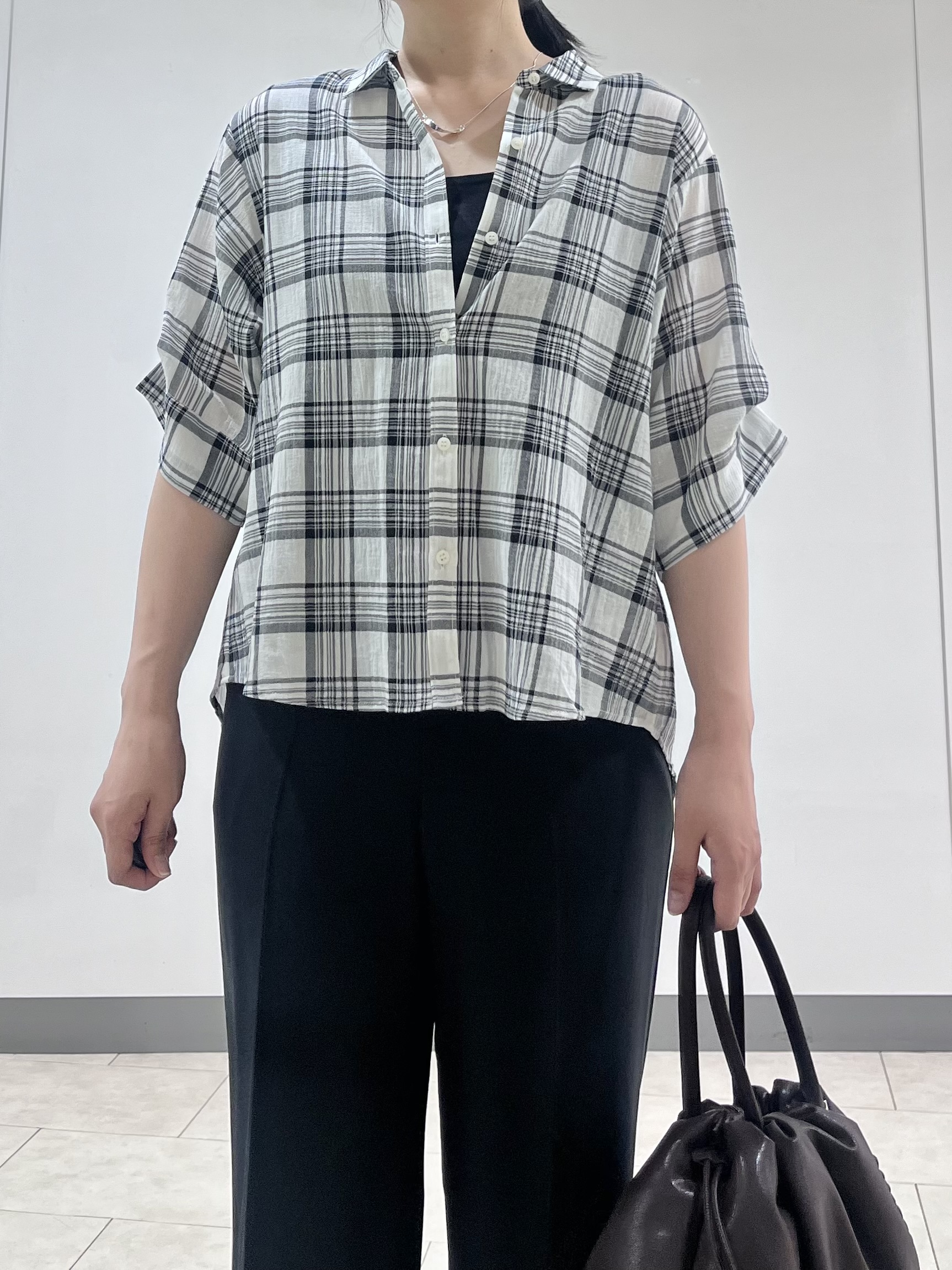 hasuさんの「INDIVI｜【透け感／2WAY】袖アレンジ チェックシャツ」を使ったコーディネート
