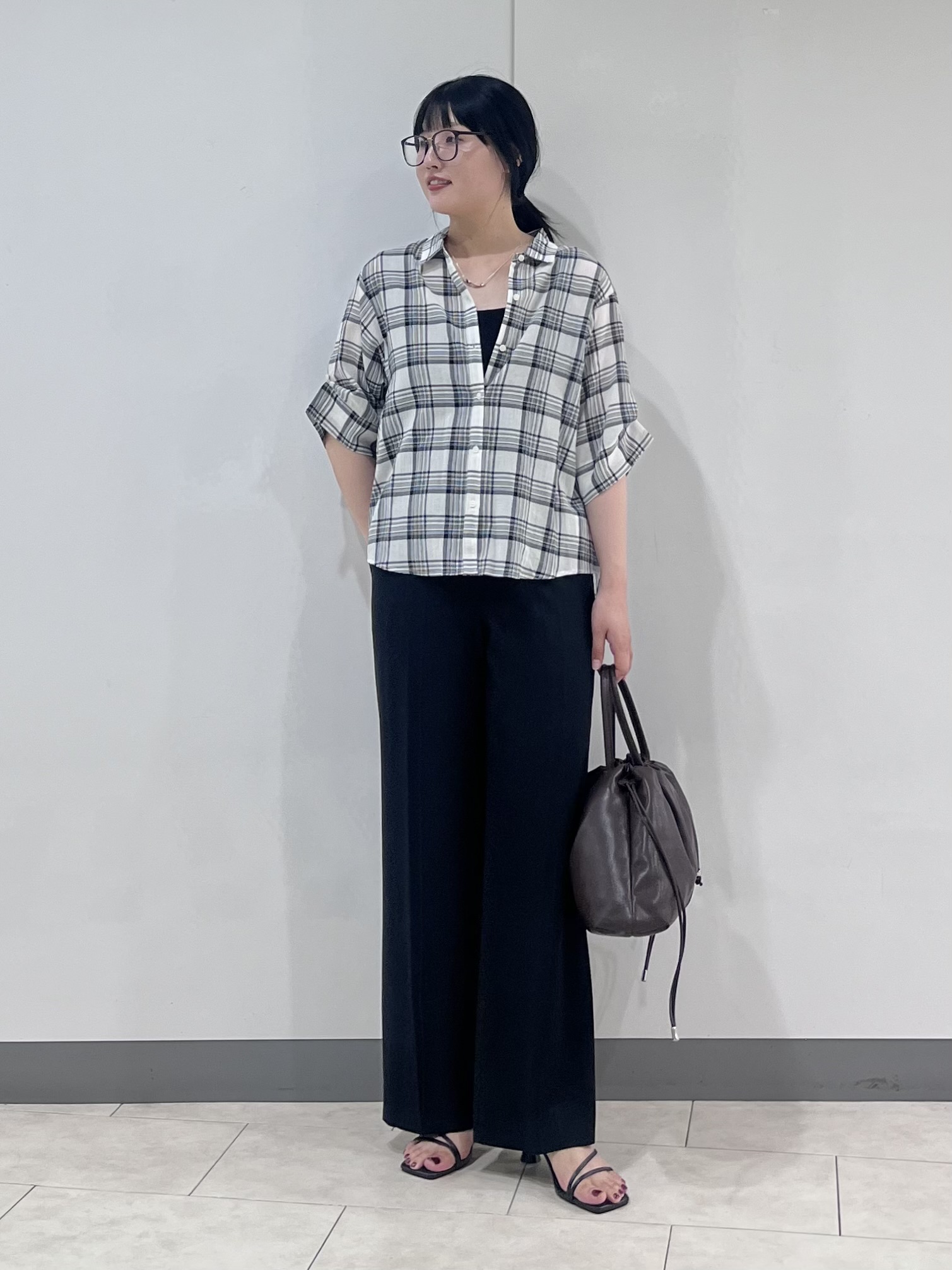 hasuさんの「INDIVI｜【透け感／2WAY】袖アレンジ チェックシャツ」を使ったコーディネート