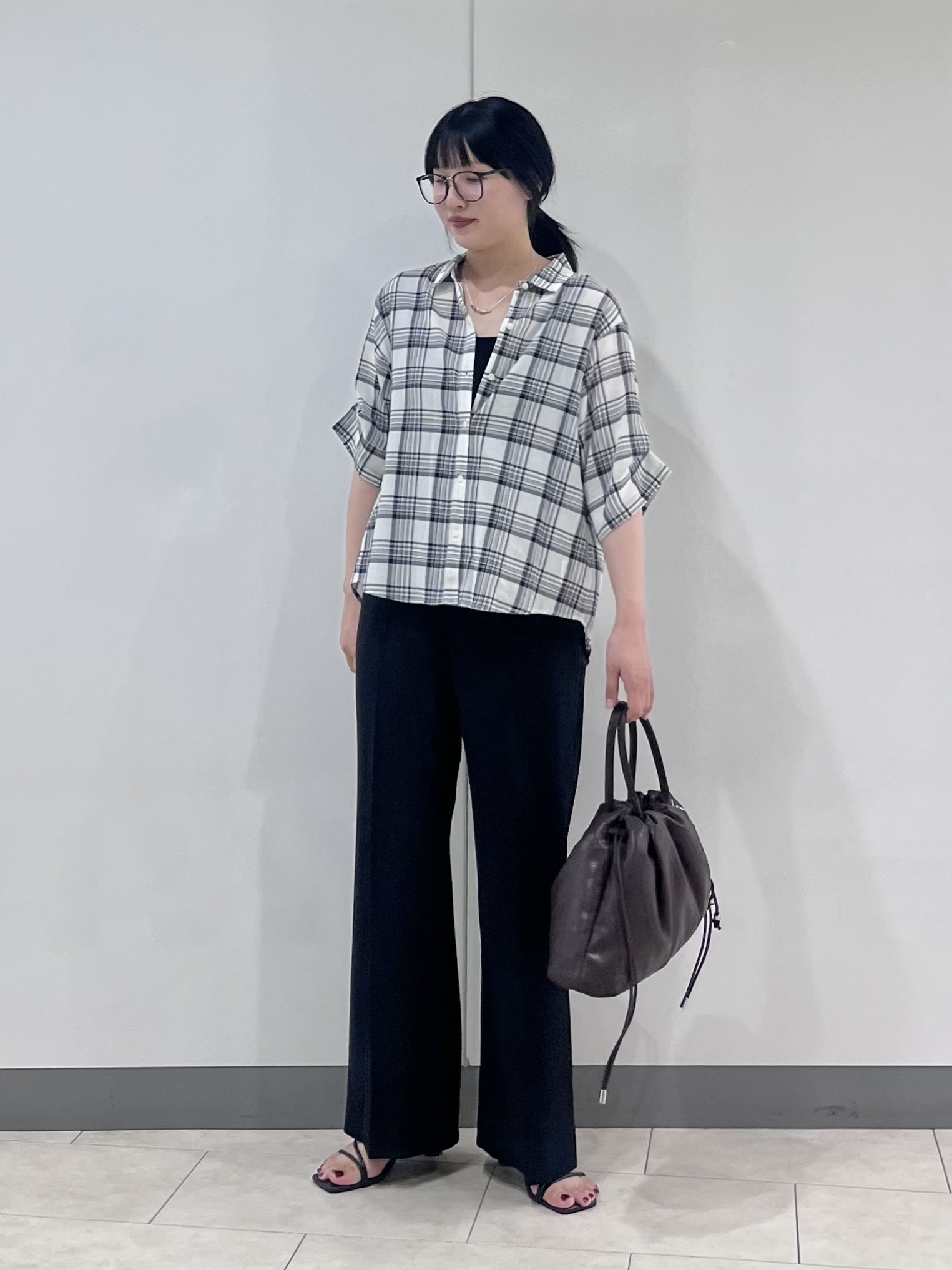 hasuさんの「INDIVI｜【透け感／2WAY】袖アレンジ チェックシャツ」を使ったコーディネート
