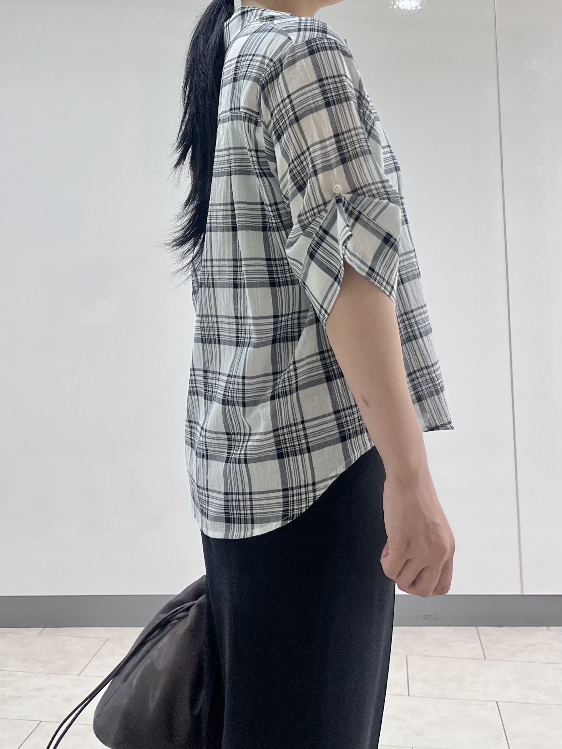 hasuさんの「INDIVI｜【透け感／2WAY】袖アレンジ チェックシャツ」を使ったコーディネート