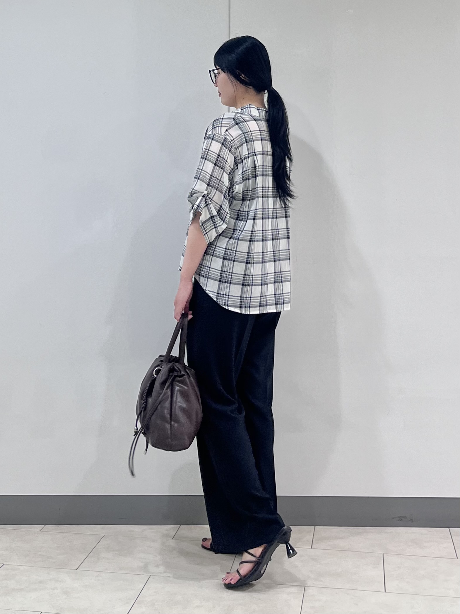 hasuさんの「INDIVI｜【透け感／2WAY】袖アレンジ チェックシャツ」を使ったコーディネート