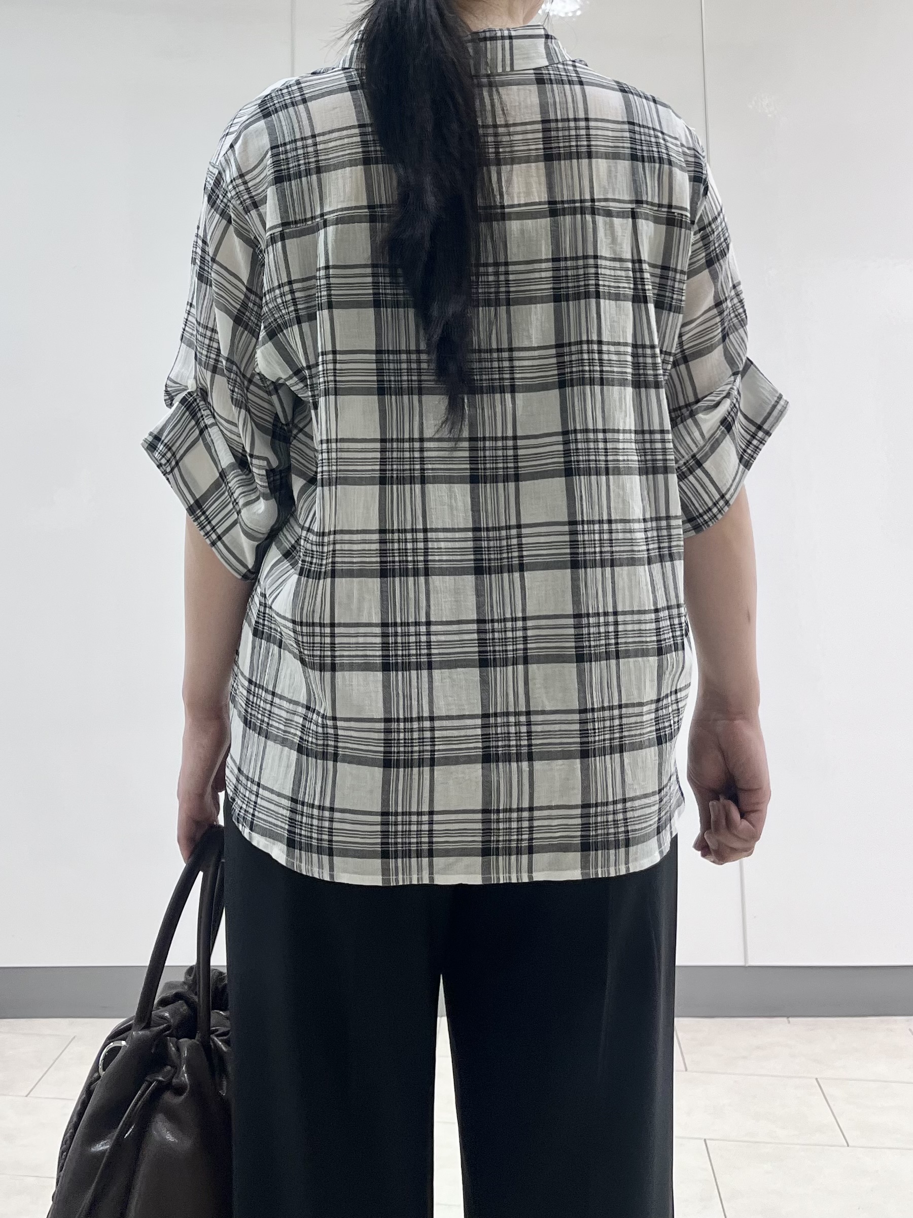 hasuさんの「INDIVI｜【透け感／2WAY】袖アレンジ チェックシャツ」を使ったコーディネート