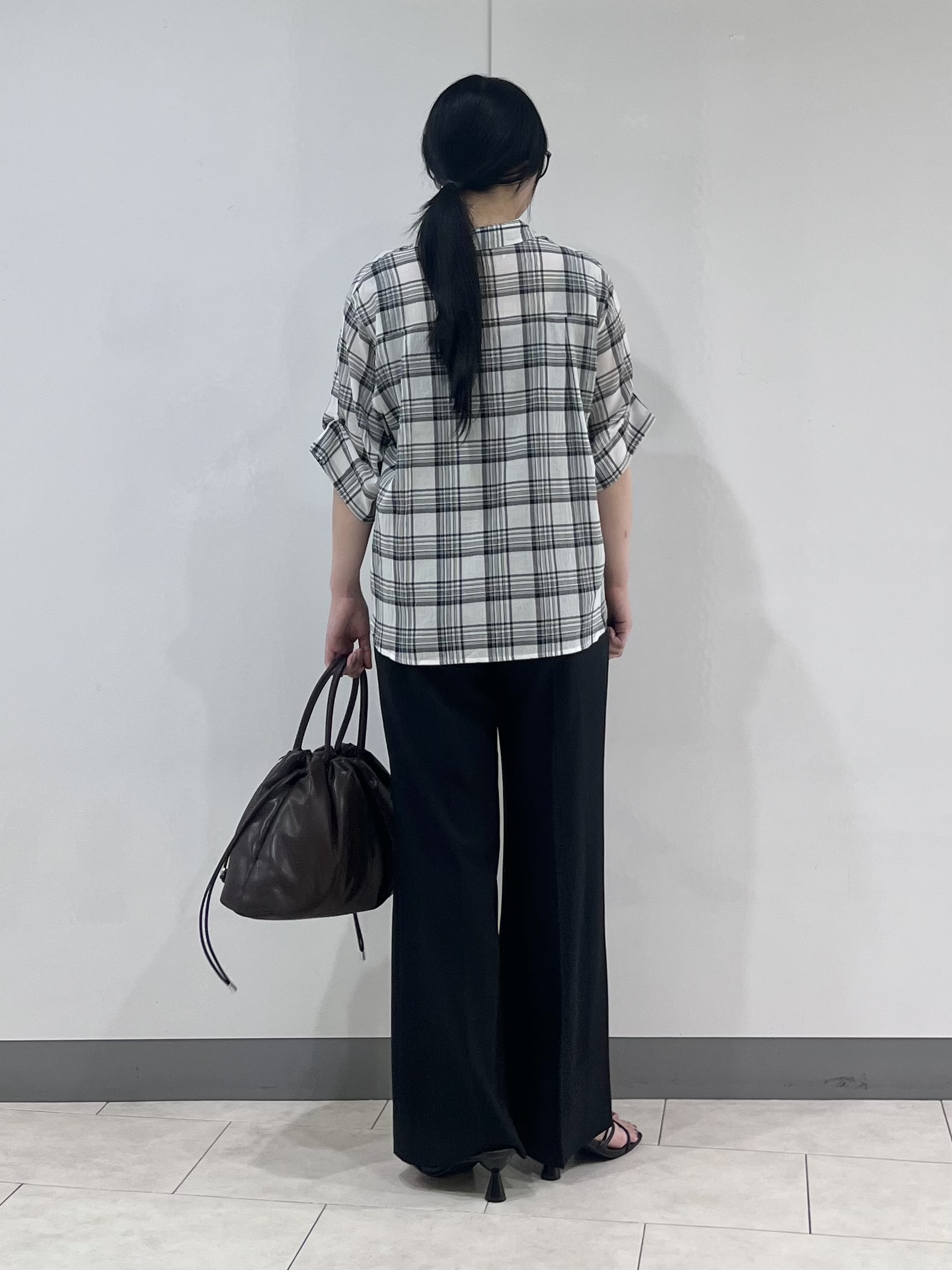 hasuさんの「INDIVI｜【透け感／2WAY】袖アレンジ チェックシャツ」を使ったコーディネート
