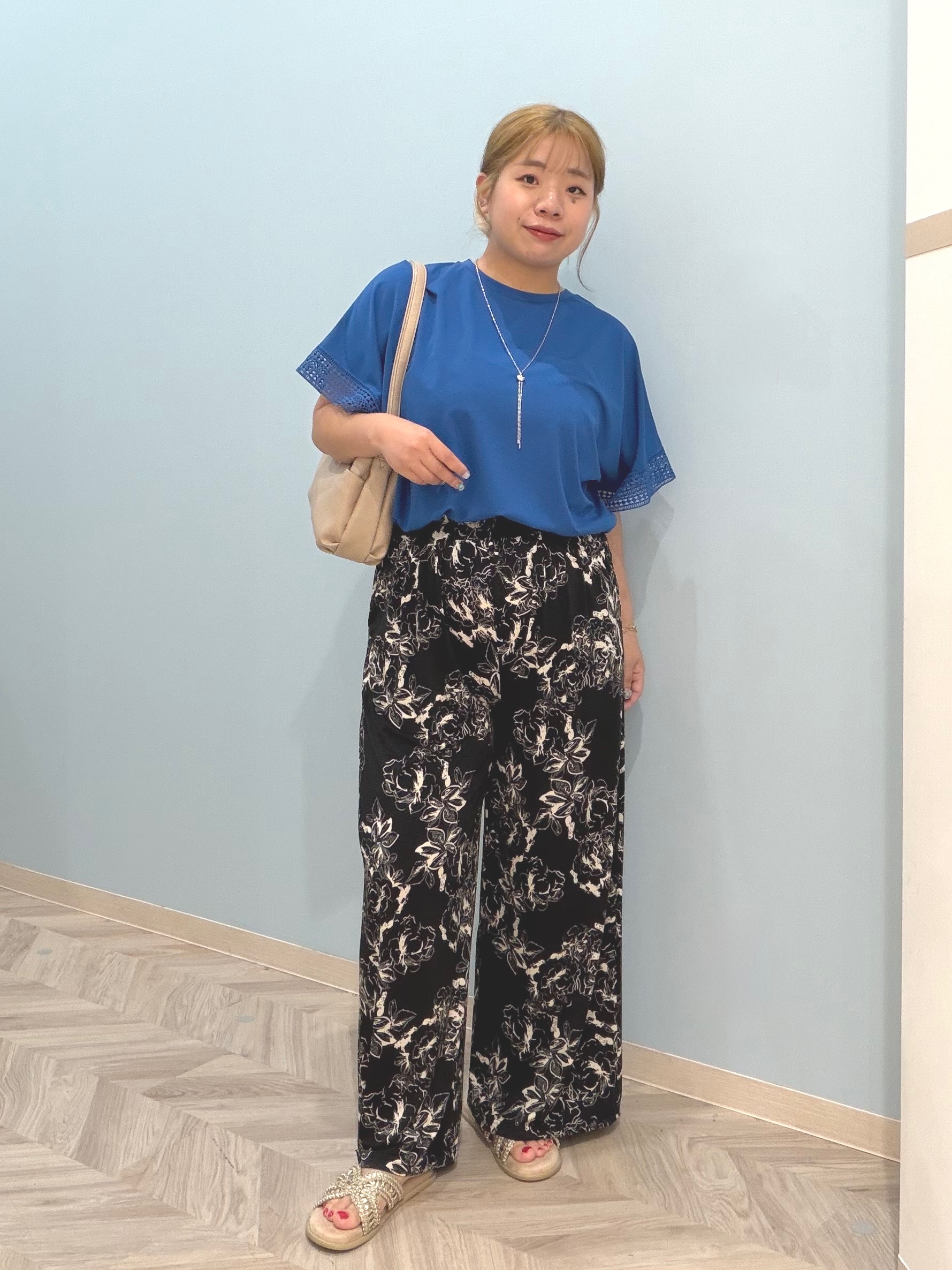まちゃんなちゃんさんの「SHOO･LA･RUE｜【ひんやり/UV/体型カバー】ヒップ周りが隠せる ひんやりお袖レースTシャツ」を使ったコーディネート
