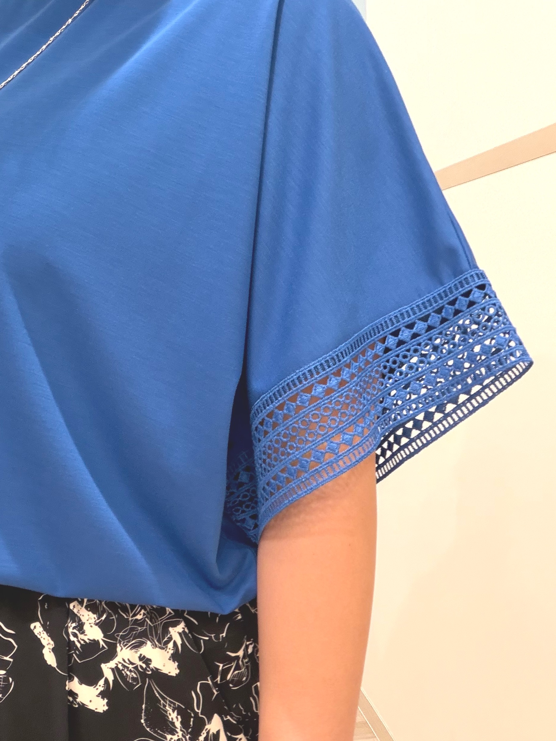 まちゃんなちゃんさんの「SHOO･LA･RUE｜【ひんやり/UV/体型カバー】ヒップ周りが隠せる ひんやりお袖レースTシャツ」を使ったコーディネート