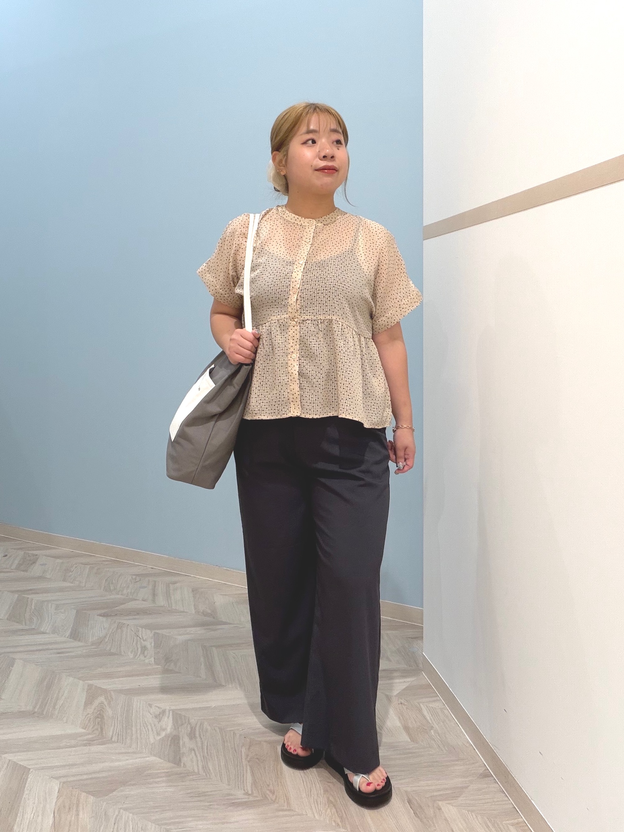 まちゃんなちゃんさんの「SHOO･LA･RUE｜【体型カバー/洗濯機可】二の腕とお腹周りが隠せる シアーペプラムブラウス」を使ったコーディネート