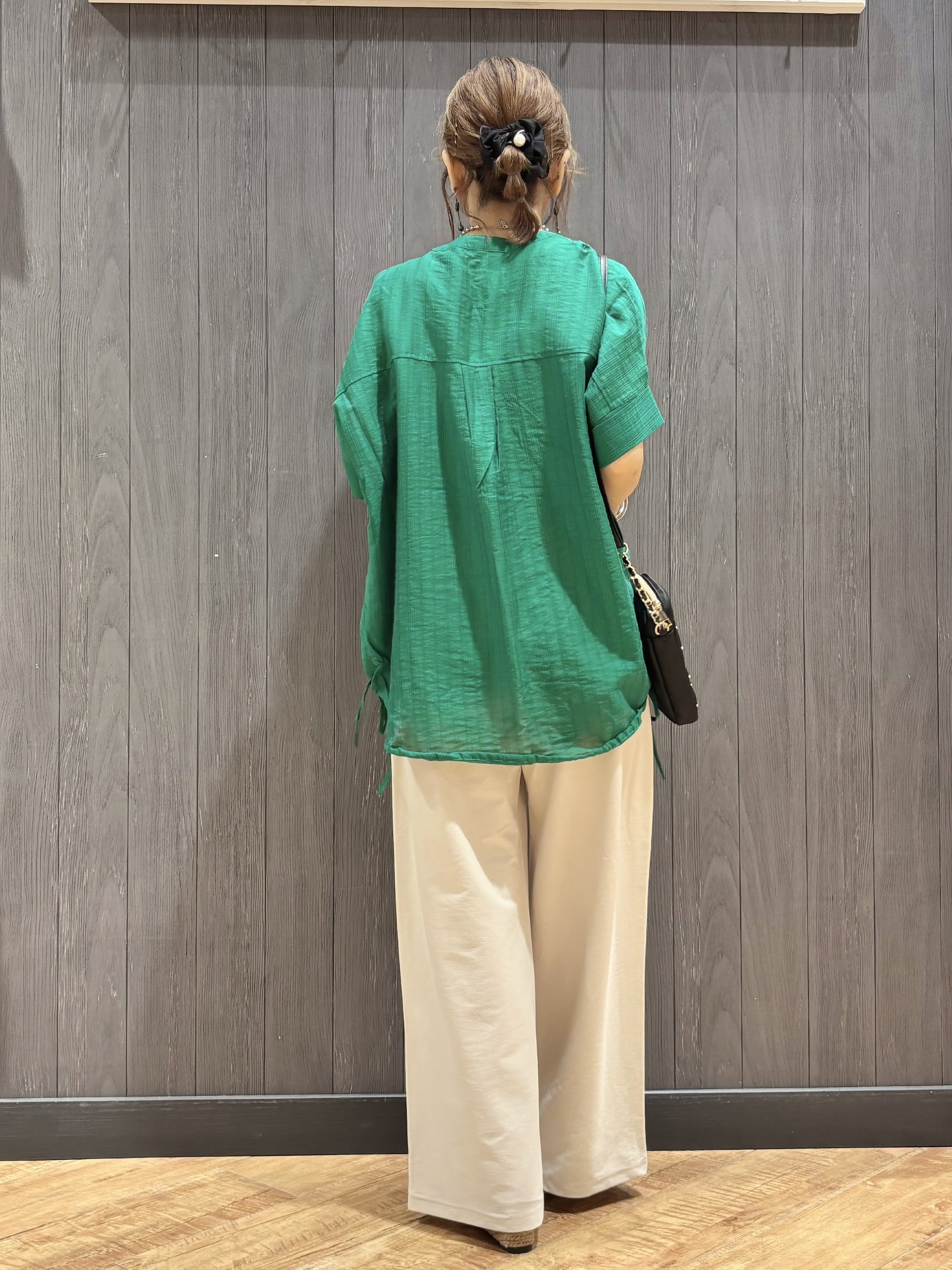 meiさんの「SHOO･LA･RUE｜【高レビュー/体型カバー】インせず着られる スキッパー裾リボンブラウス」を使ったコーディネート