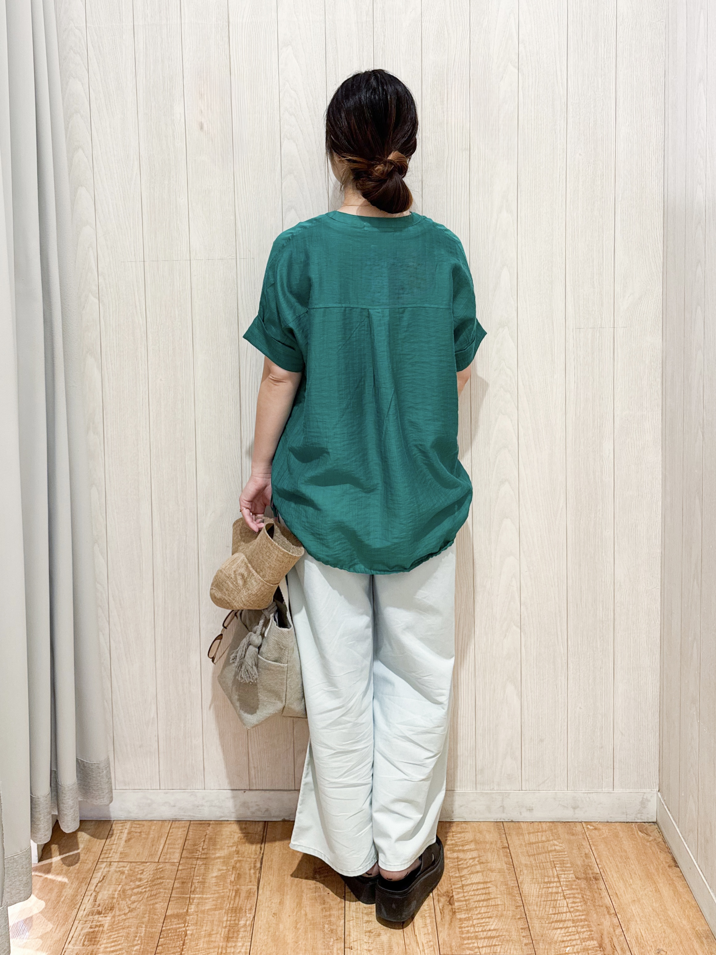 愛さんの「SHOO･LA･RUE｜【高レビュー/体型カバー】インせず着られる スキッパー裾リボンブラウス」を使ったコーディネート