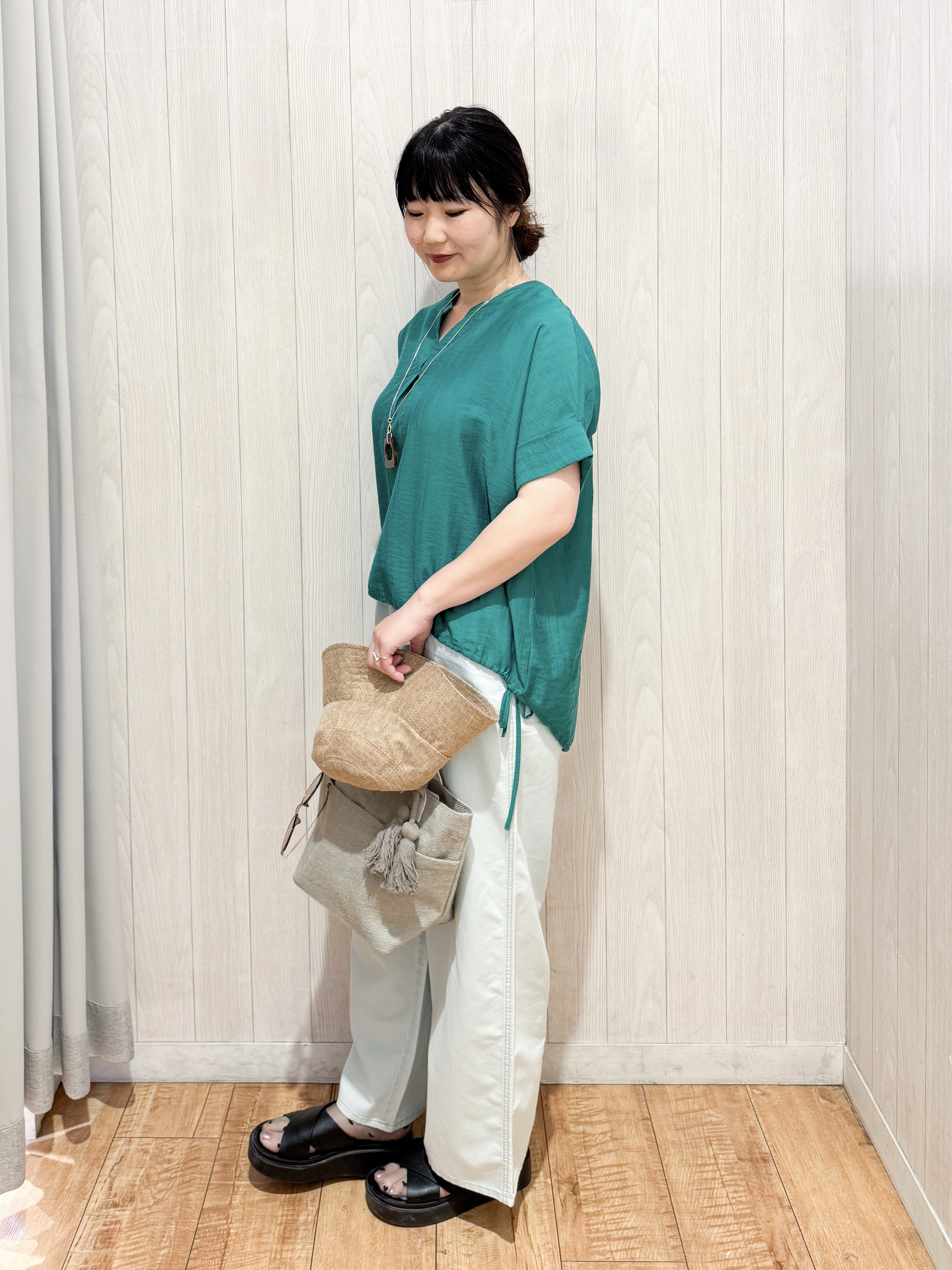 愛さんの「SHOO･LA･RUE｜【高レビュー/体型カバー】インせず着られる スキッパー裾リボンブラウス」を使ったコーディネート