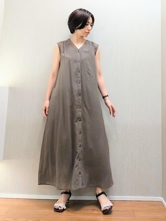 ミズタさんの「UNTITLED｜【通気性/前開きボタン】シアーVネックワンピース」を使ったコーディネート
