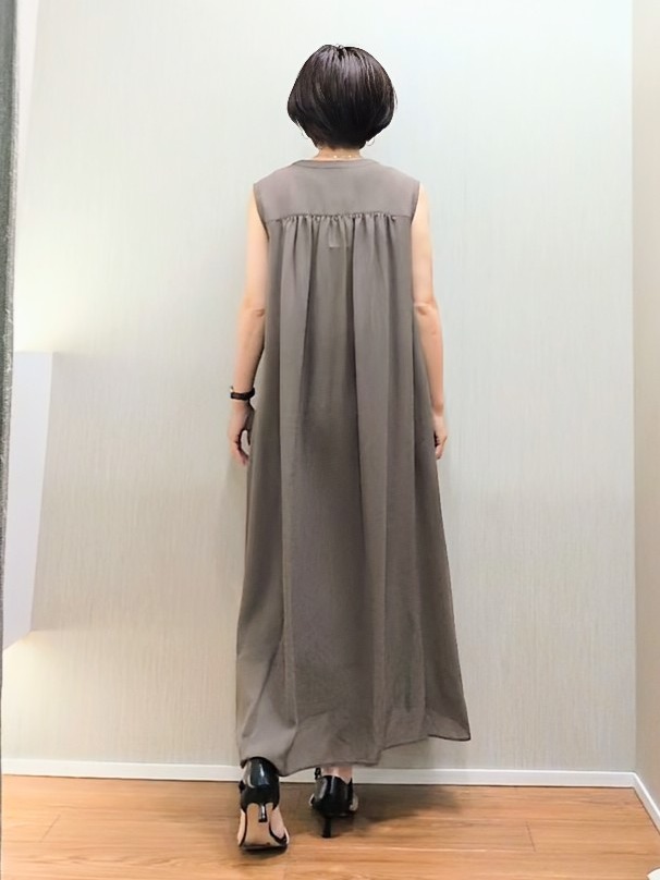ミズタさんの「UNTITLED｜【通気性/前開きボタン】シアーVネックワンピース」を使ったコーディネート