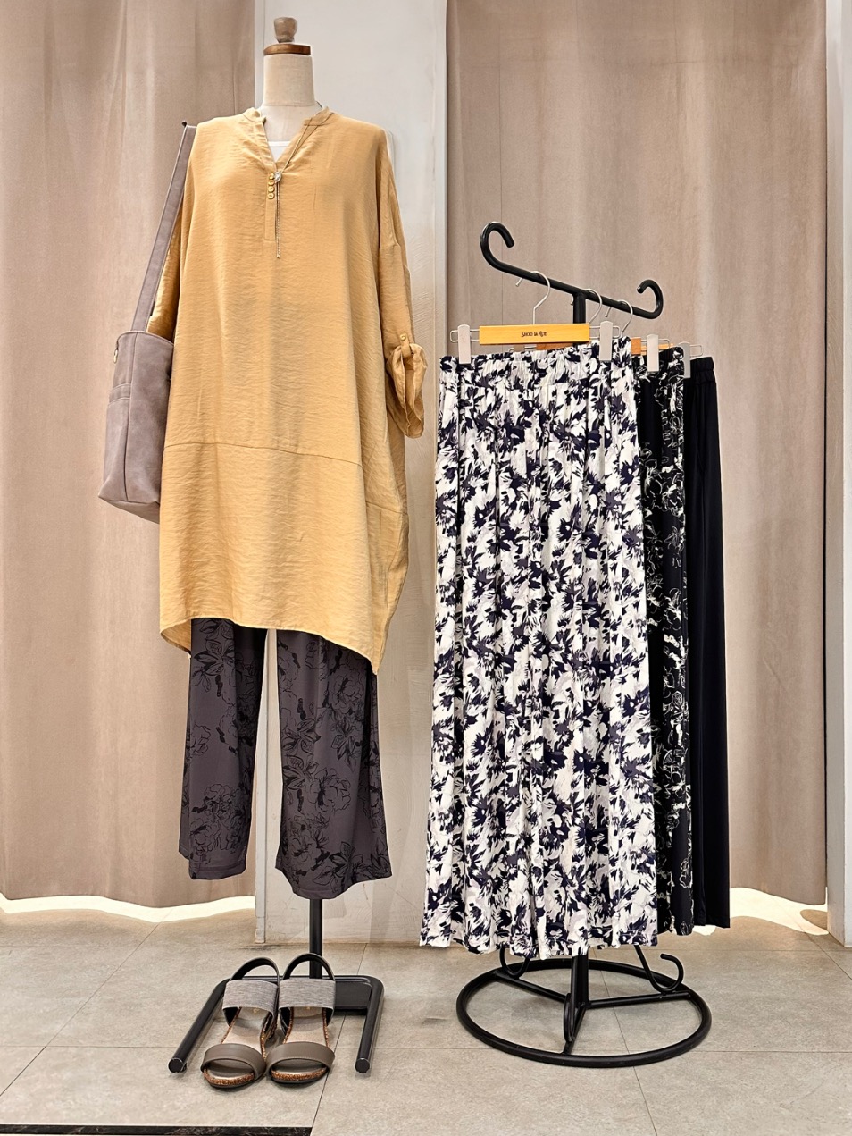 Yossyさんの「SHOO･LA･RUE｜【ひんやり/S-LL/洗濯機可】体型カバーにも ゆるっとリラックスチュニック」を使ったコーディネート