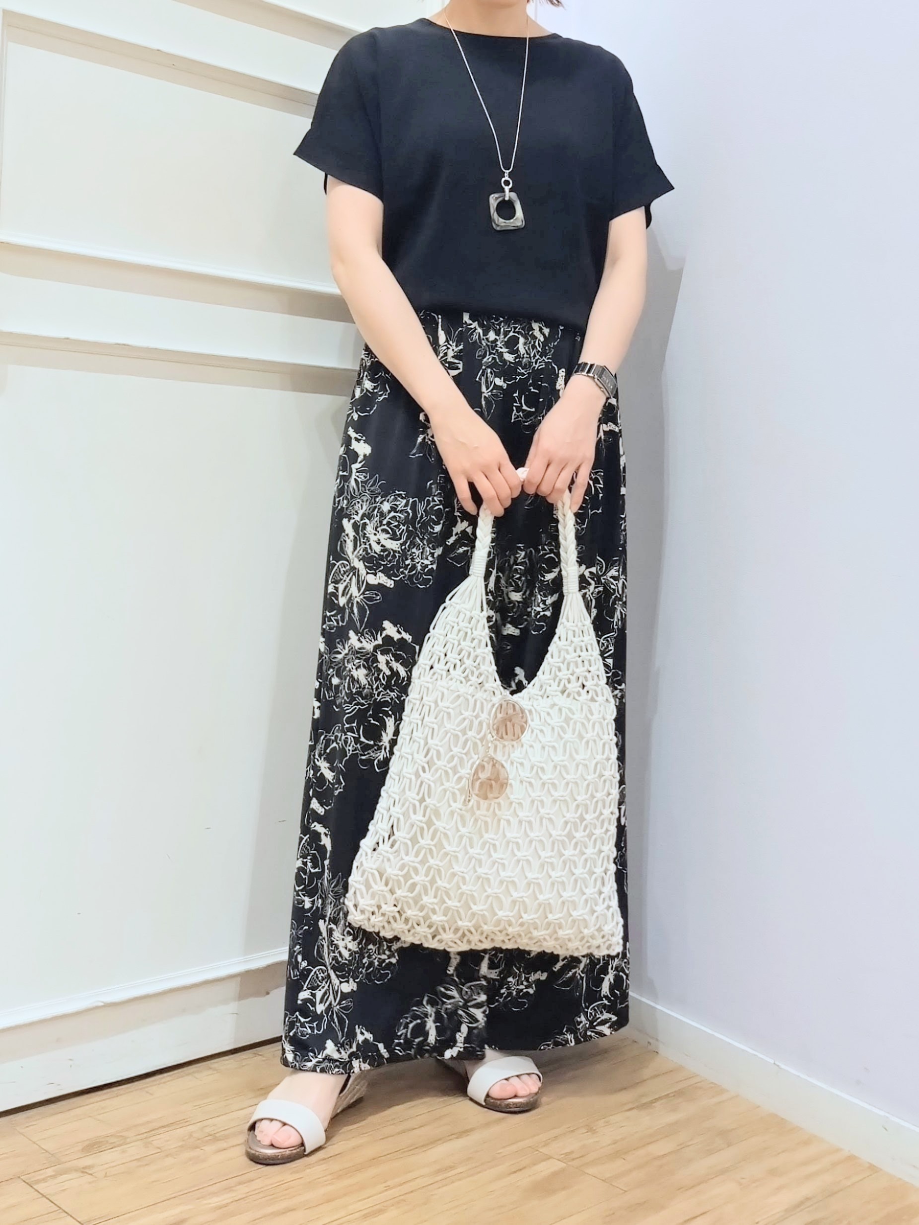 miomioさんの「SHOO･LA･RUE｜【毎日洗える/ひんやり/UV】二の腕隠れる さらっとドルマン半袖ニット」を使ったコーディネート