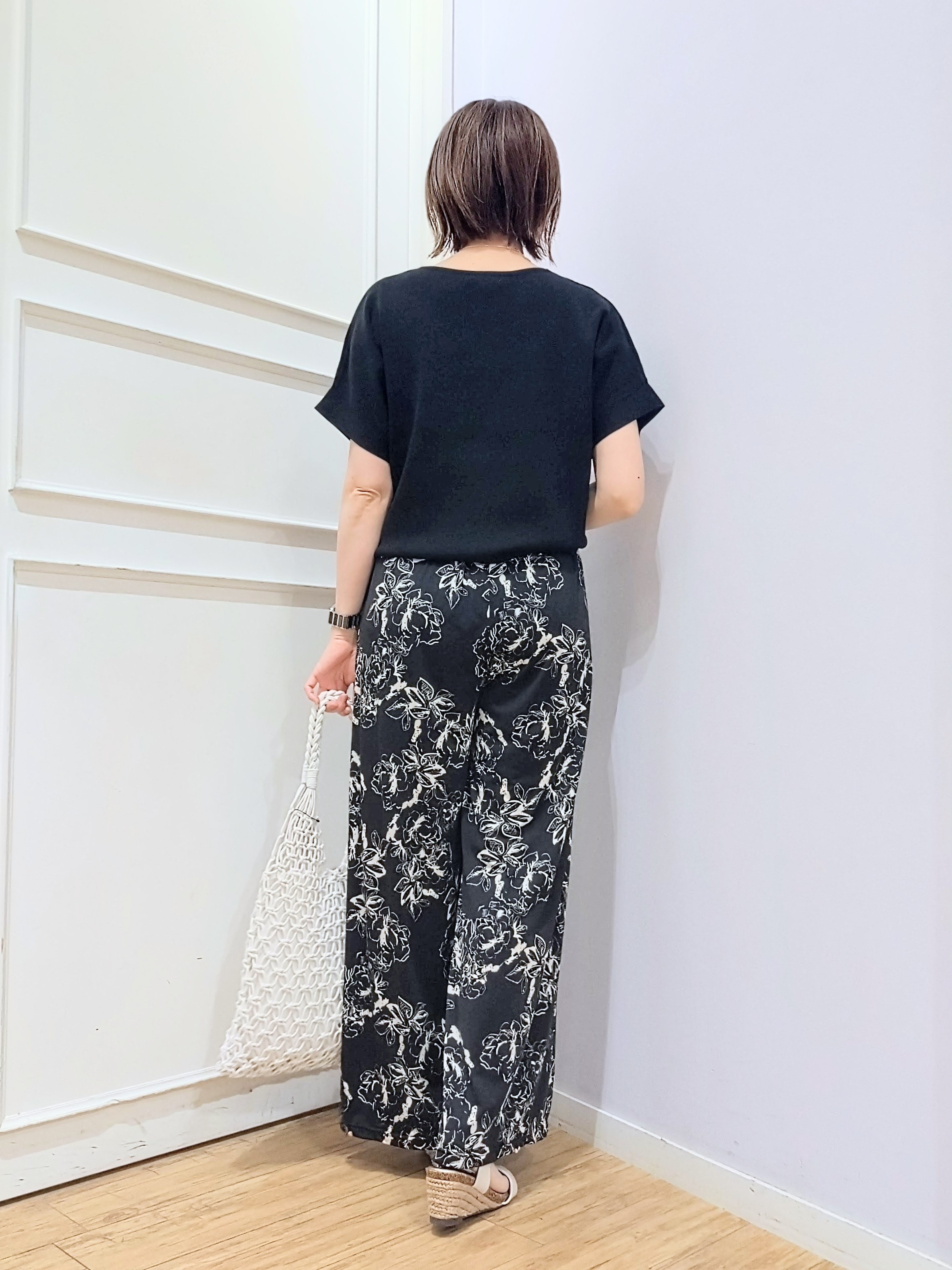 miomioさんの「SHOO･LA･RUE｜【毎日洗える/ひんやり/UV】二の腕隠れる さらっとドルマン半袖ニット」を使ったコーディネート