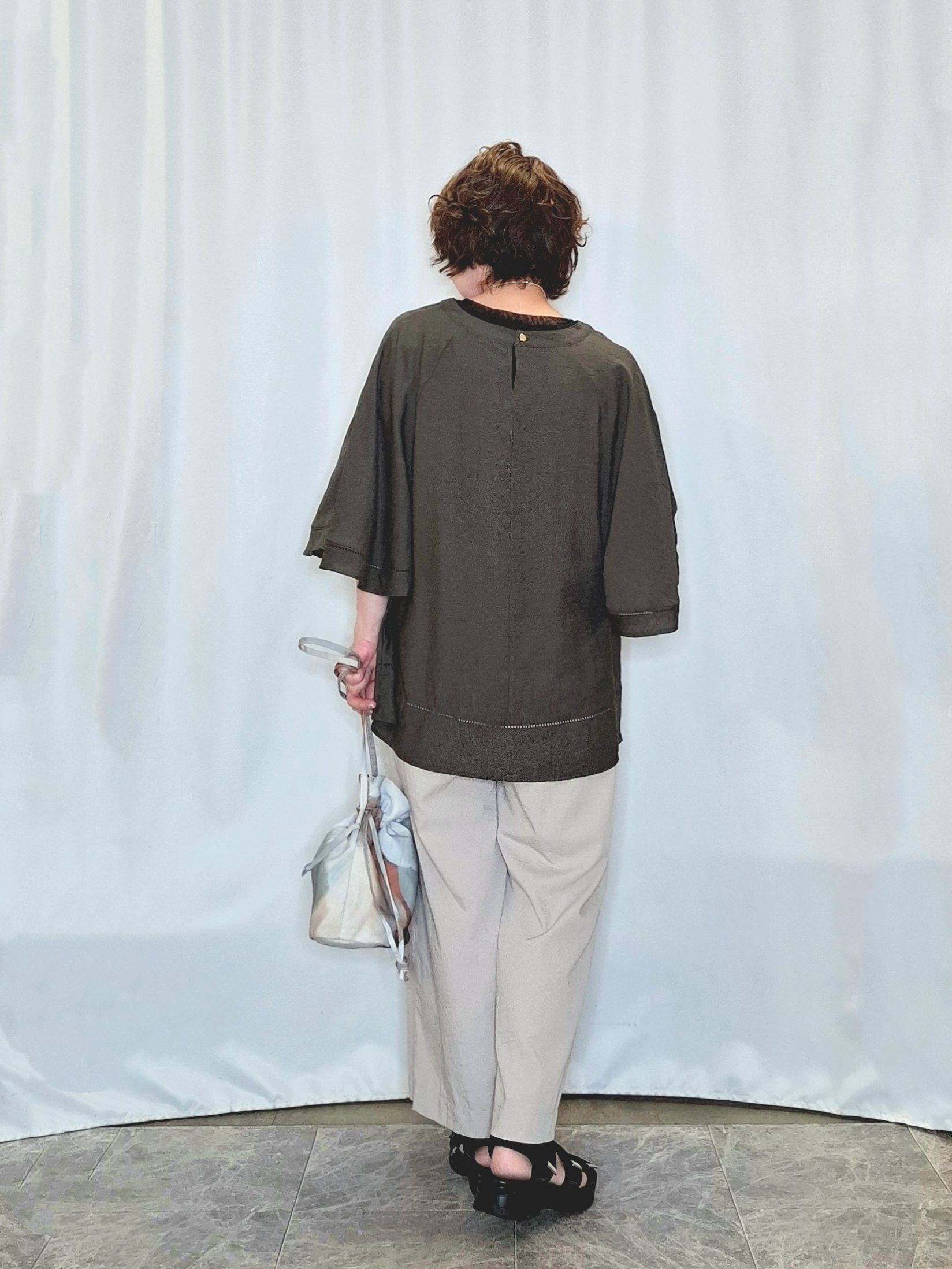 ぬーさんの「SHOO･LA･RUE｜【ひんやり/S-LL/洗濯機可】体型カバー ふんわりスラブポンチョ風ブラウス」を使ったコーディネート