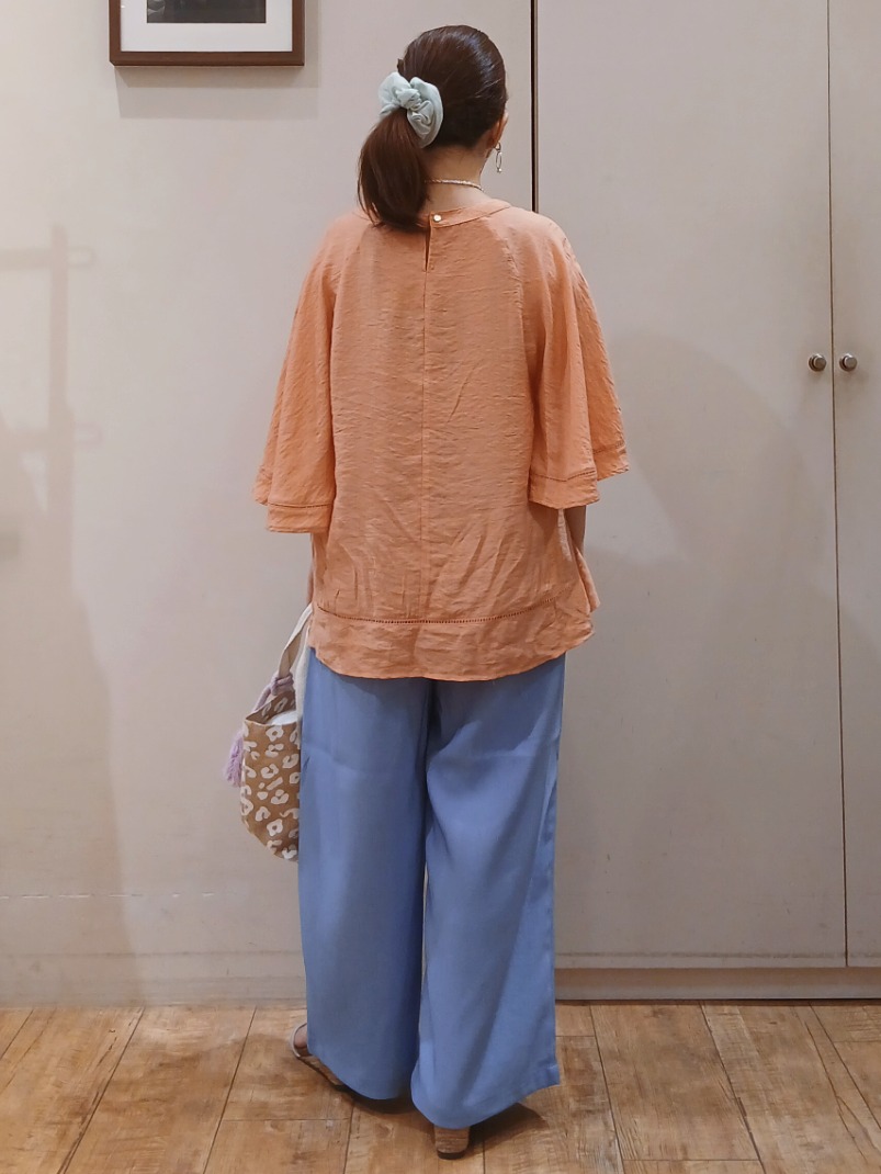 Riranさんの「SHOO･LA･RUE｜【ひんやり/S-LL/洗濯機可】体型カバー ふんわりスラブポンチョ風ブラウス」を使ったコーディネート
