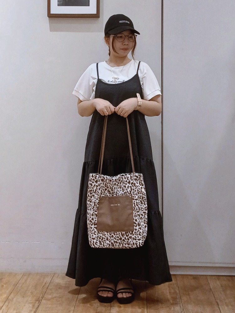 Riranさんの「SHOO･LA･RUE｜【汗じみ防止/ひんやり/体型カバー】真夏の味方。 汗じみが気になりにくい 大人の刺繍ロゴTシャツ」を使ったコーディネート