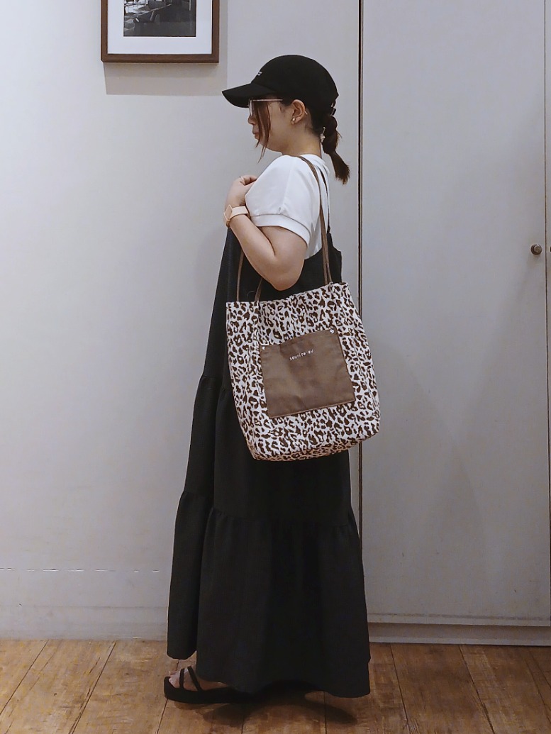 Riranさんの「SHOO･LA･RUE｜【汗じみ防止/ひんやり/体型カバー】真夏の味方。 汗じみが気になりにくい 大人の刺繍ロゴTシャツ」を使ったコーディネート