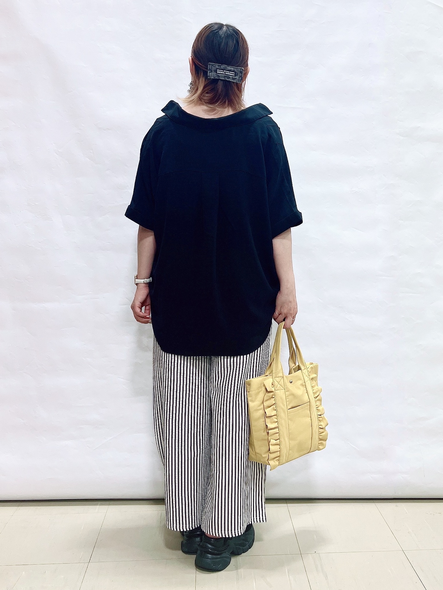 YUIさんの「SHOO･LA･RUE｜【ひんやり/洗濯後しわになりにくい/S-LL】着るだけでこなれ見え 二の腕も隠せるデザイン半袖シャツ」を使ったコーディネート