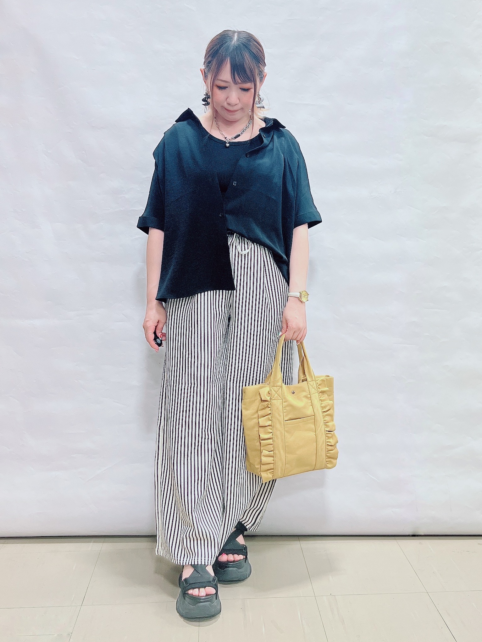 YUIさんの「SHOO･LA･RUE｜【ひんやり/洗濯後しわになりにくい/S-LL】着るだけでこなれ見え 二の腕も隠せるデザイン半袖シャツ」を使ったコーディネート