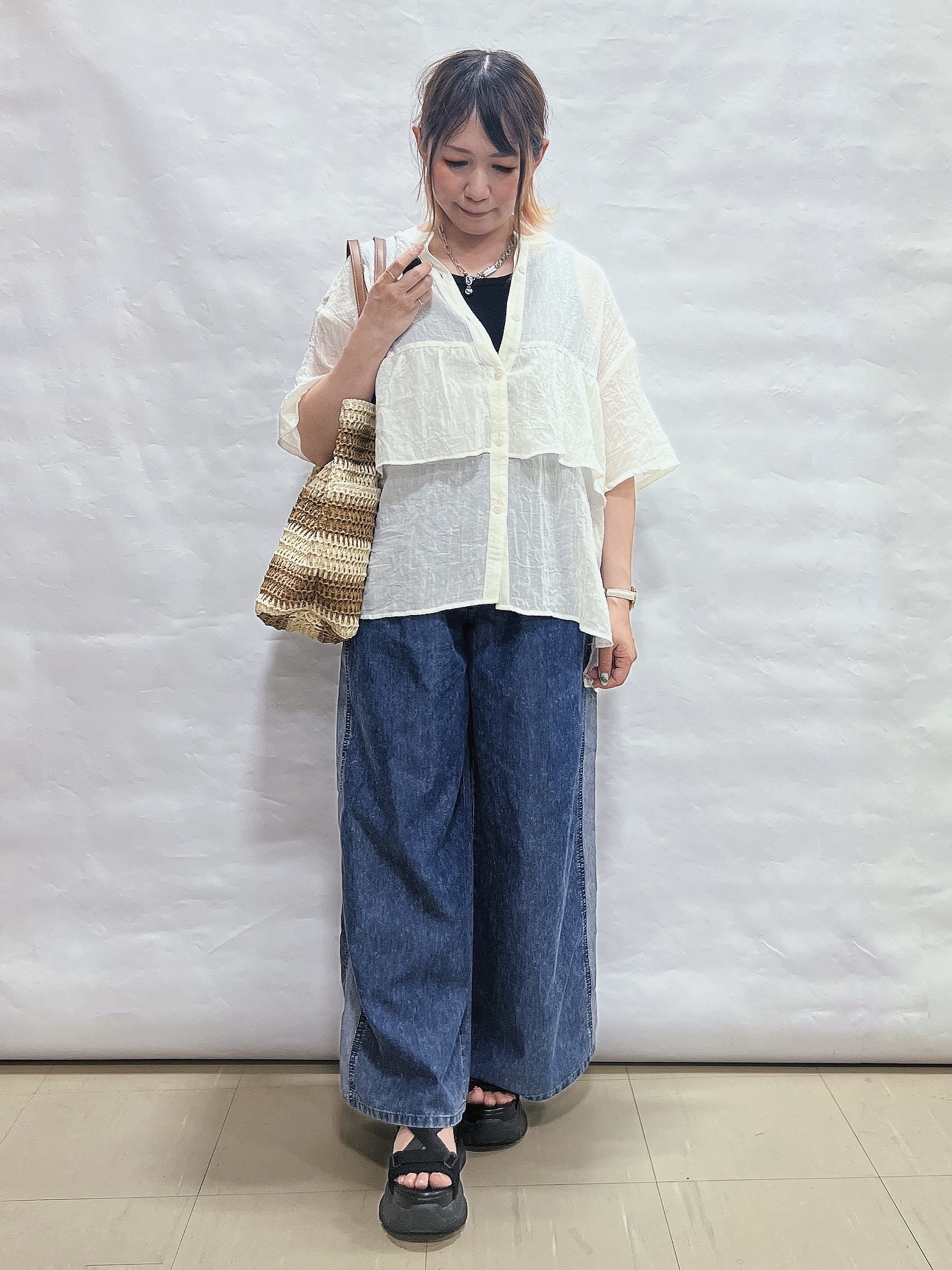 YUIさんの「SHOO･LA･RUE｜フロントフリル シアーワッシャーブラウス」を使ったコーディネート