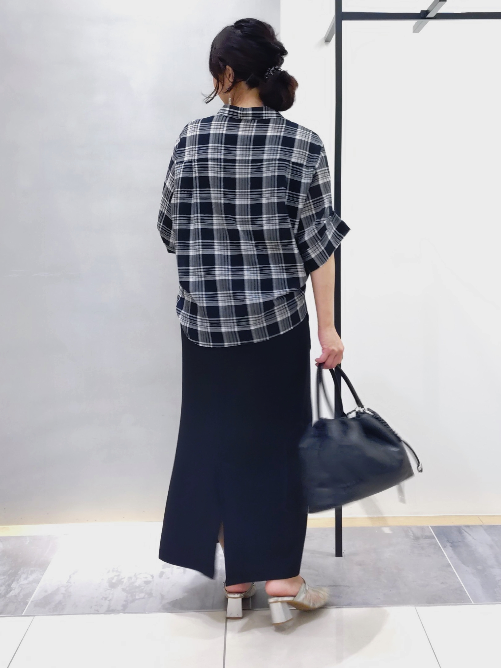 TOMOMIさんの「INDIVI｜【透け感／2WAY】袖アレンジ チェックシャツ」を使ったコーディネート