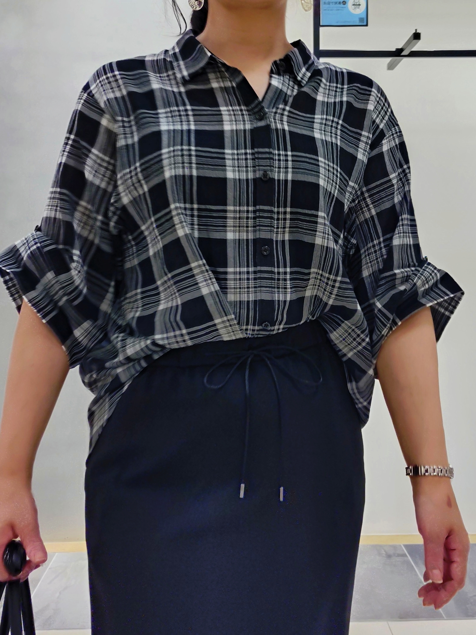 TOMOMIさんの「INDIVI｜【透け感／2WAY】袖アレンジ チェックシャツ」を使ったコーディネート