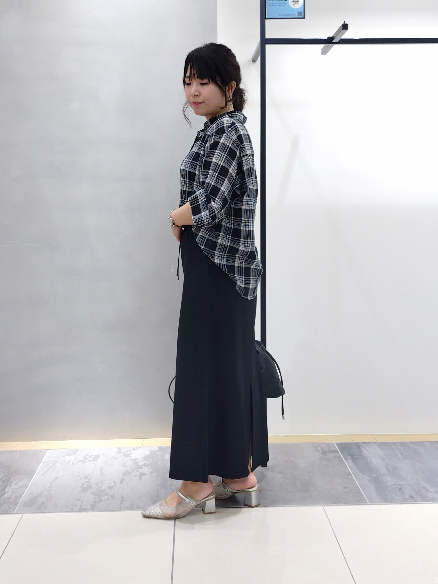 TOMOMIさんの「INDIVI｜【透け感／2WAY】袖アレンジ チェックシャツ」を使ったコーディネート
