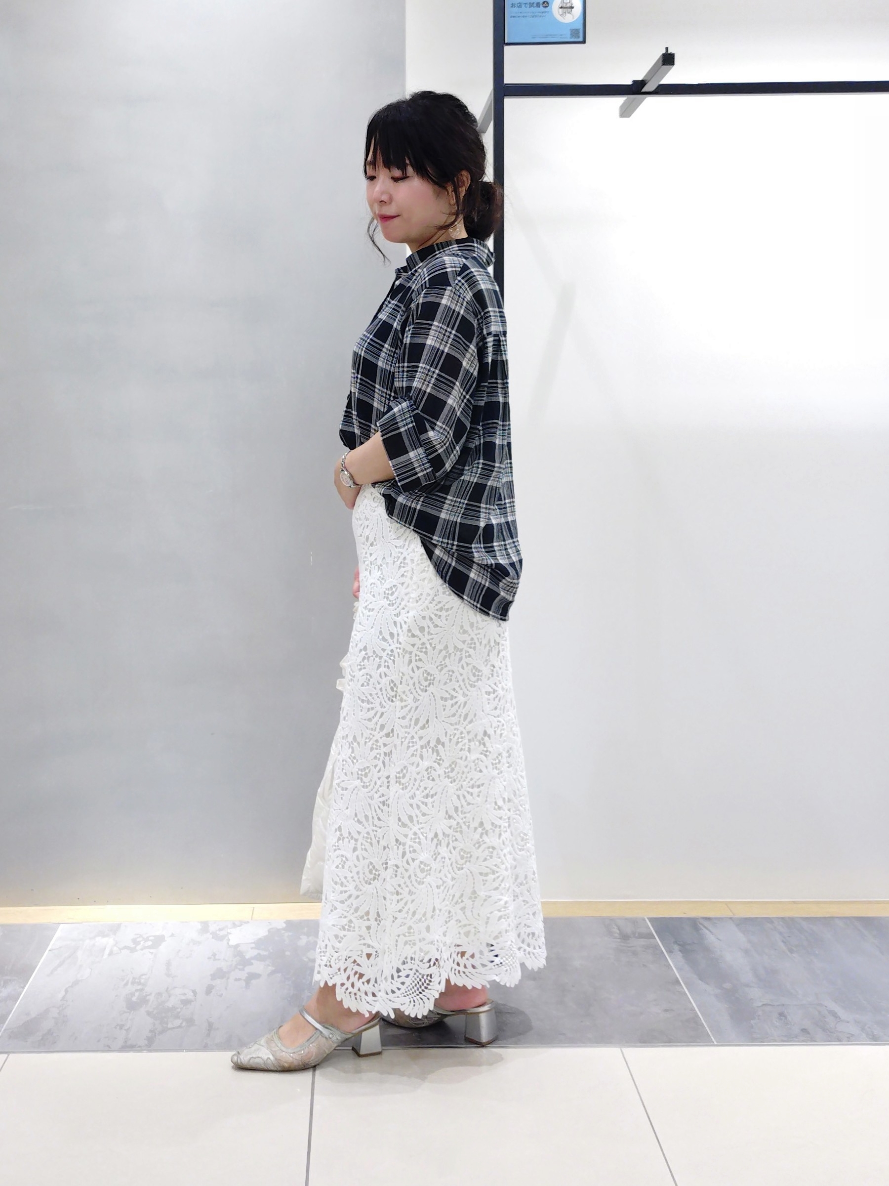 TOMOMIさんの「INDIVI｜【透け感／2WAY】袖アレンジ チェックシャツ」を使ったコーディネート