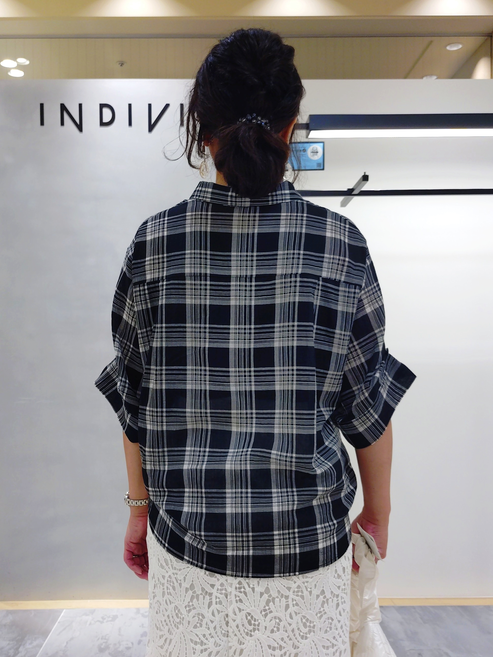 TOMOMIさんの「INDIVI｜【透け感／2WAY】袖アレンジ チェックシャツ」を使ったコーディネート