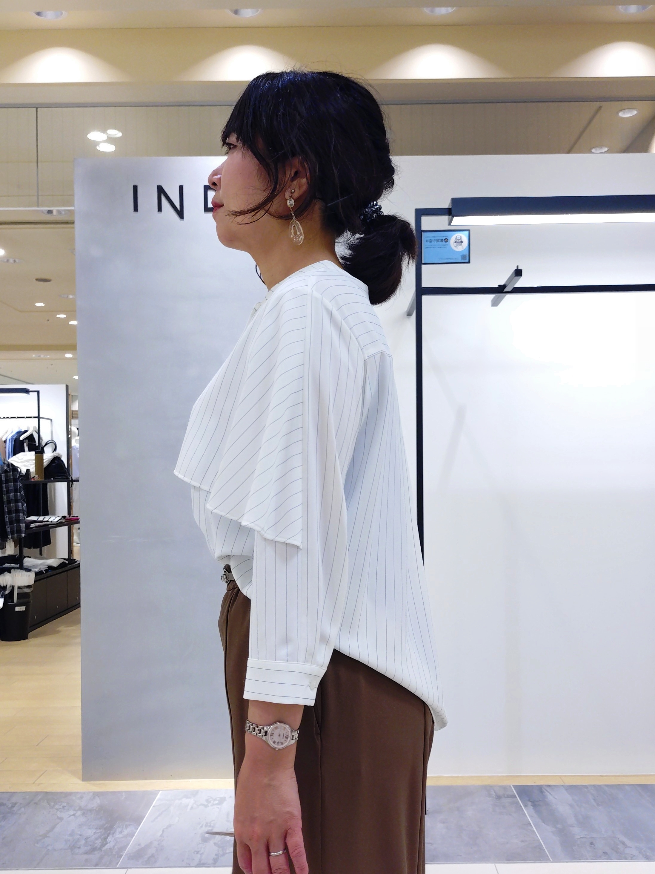 TOMOMIさんの「INDIVI｜【新作登場！着る日傘】 ケープ風ブラウス」を使ったコーディネート
