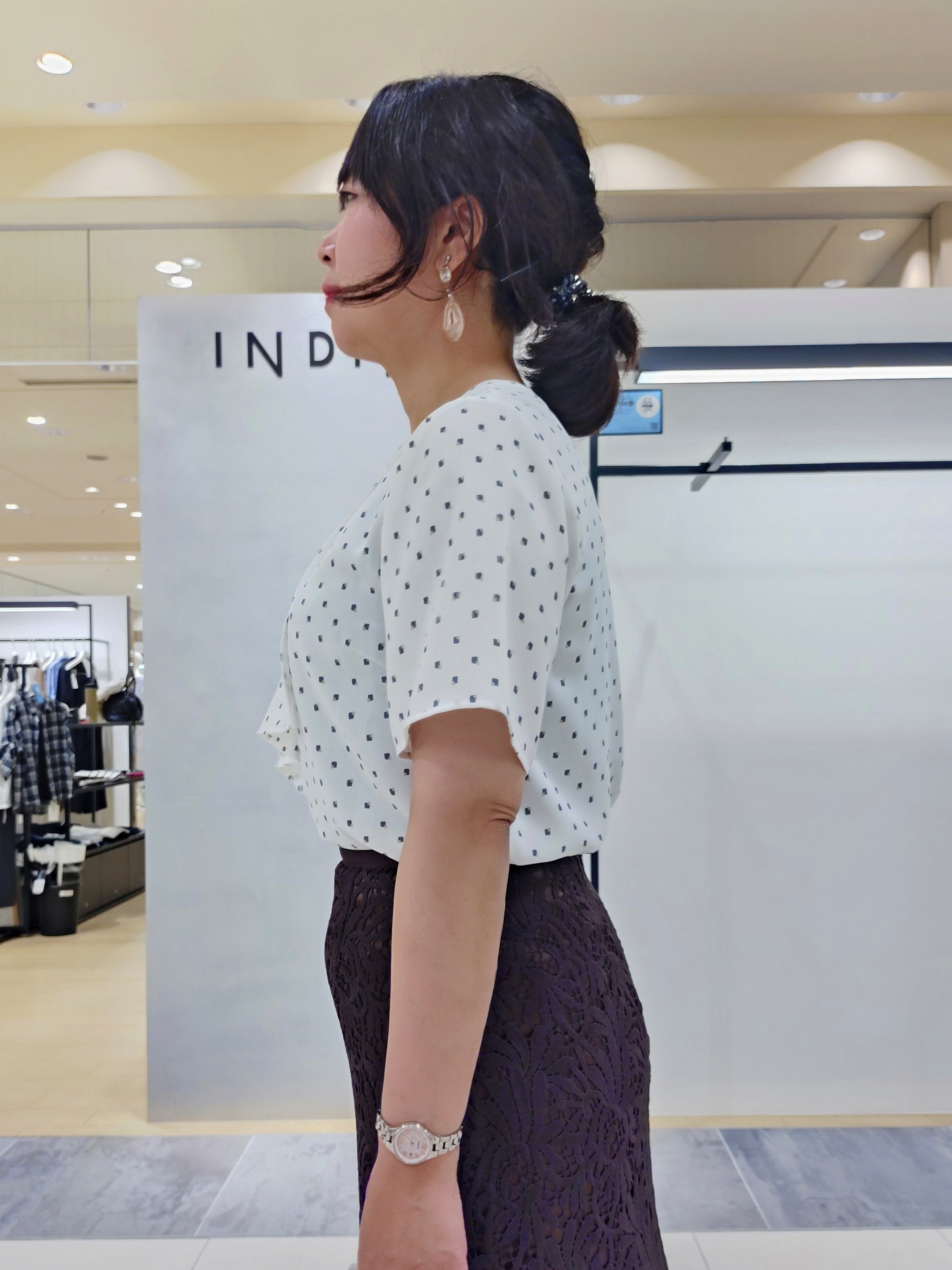 TOMOMIさんの「INDIVI｜【接触冷感／UVケア】ボウタイ風 幾何学柄ブラウス」を使ったコーディネート