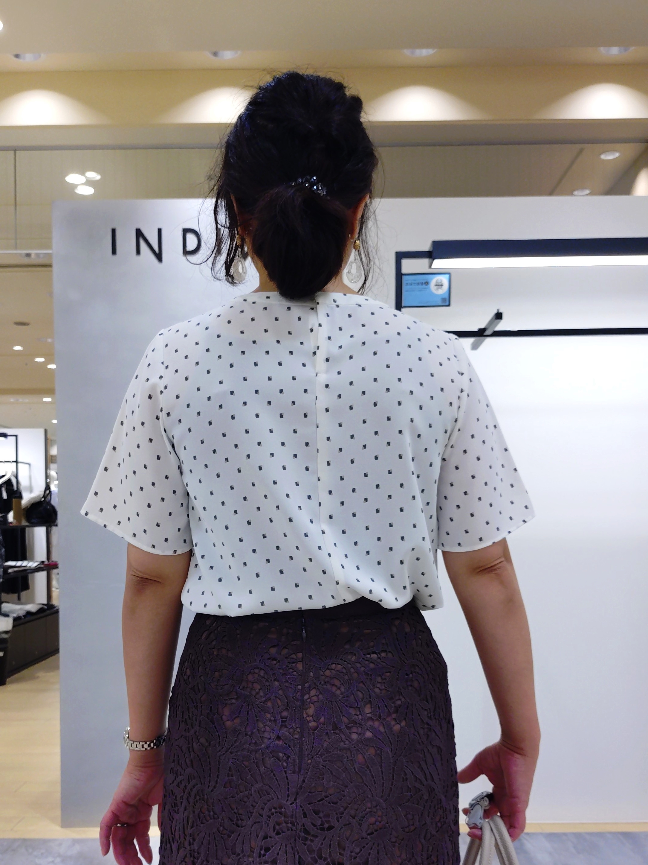 TOMOMIさんの「INDIVI｜【接触冷感／UVケア】ボウタイ風 幾何学柄ブラウス」を使ったコーディネート