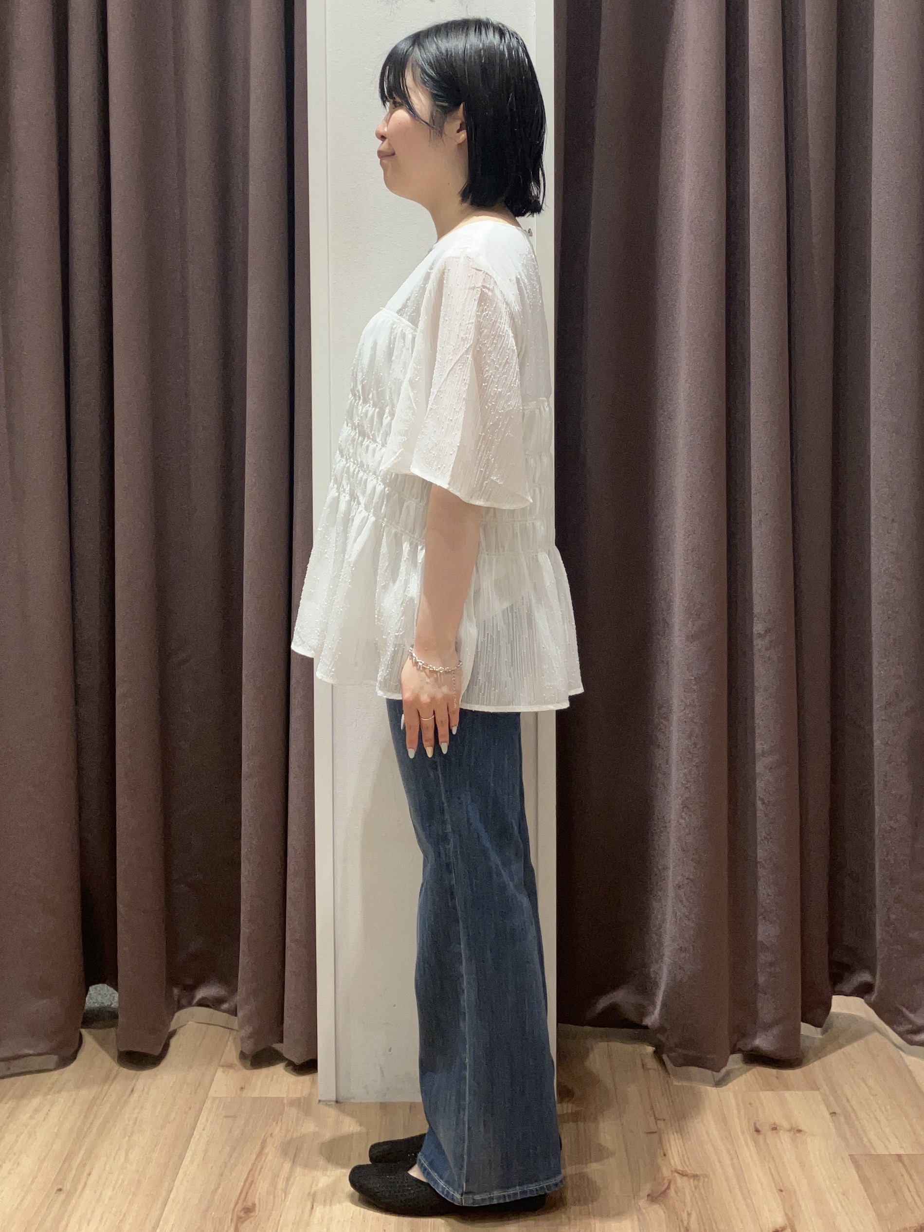 みちゃさんの「grove｜【二の腕・体型カバー】軽やかシャーリングブラウス」を使ったコーディネート