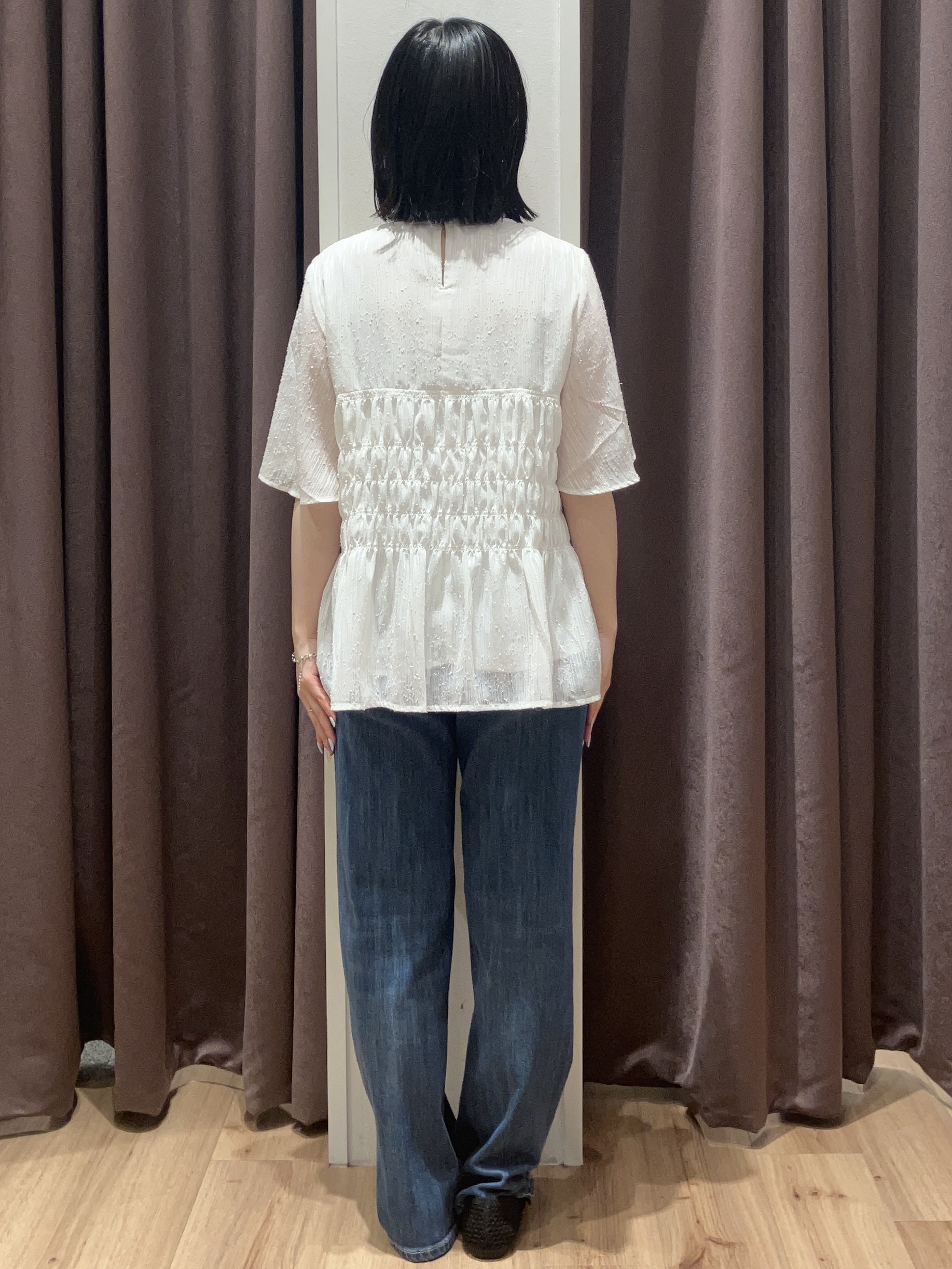 みちゃさんの「grove｜【二の腕・体型カバー】軽やかシャーリングブラウス」を使ったコーディネート