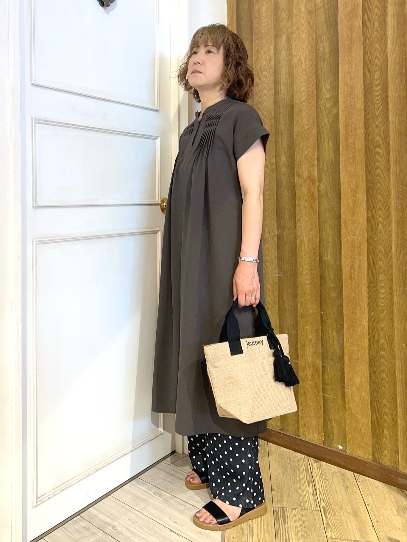 yuriyuriさんの「SHOO･LA･RUE｜【S-LL/洗濯機可】ピンタックデザインがサマ見え Aラインワンピース」を使ったコーディネート