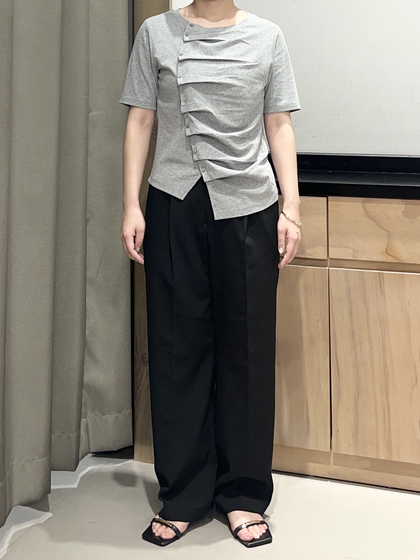 かのさんの「THE SHOP TK｜フロントタックカットソー」を使ったコーディネート