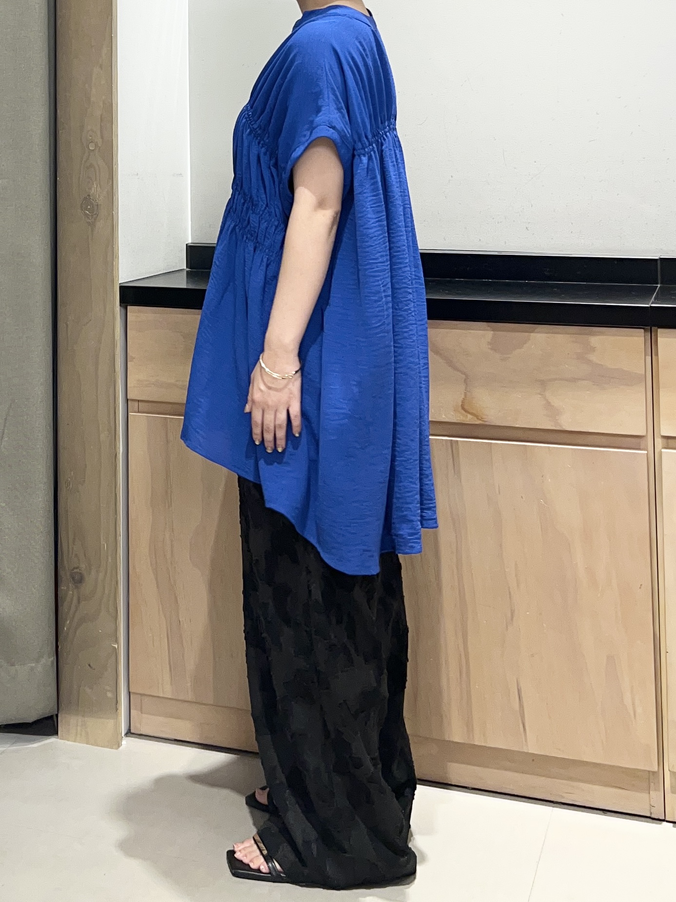 かのさんの「THE SHOP TK｜【夏に嬉しい多機能/体型カバー】ひんやりさらさら シャーリングブラウス」を使ったコーディネート