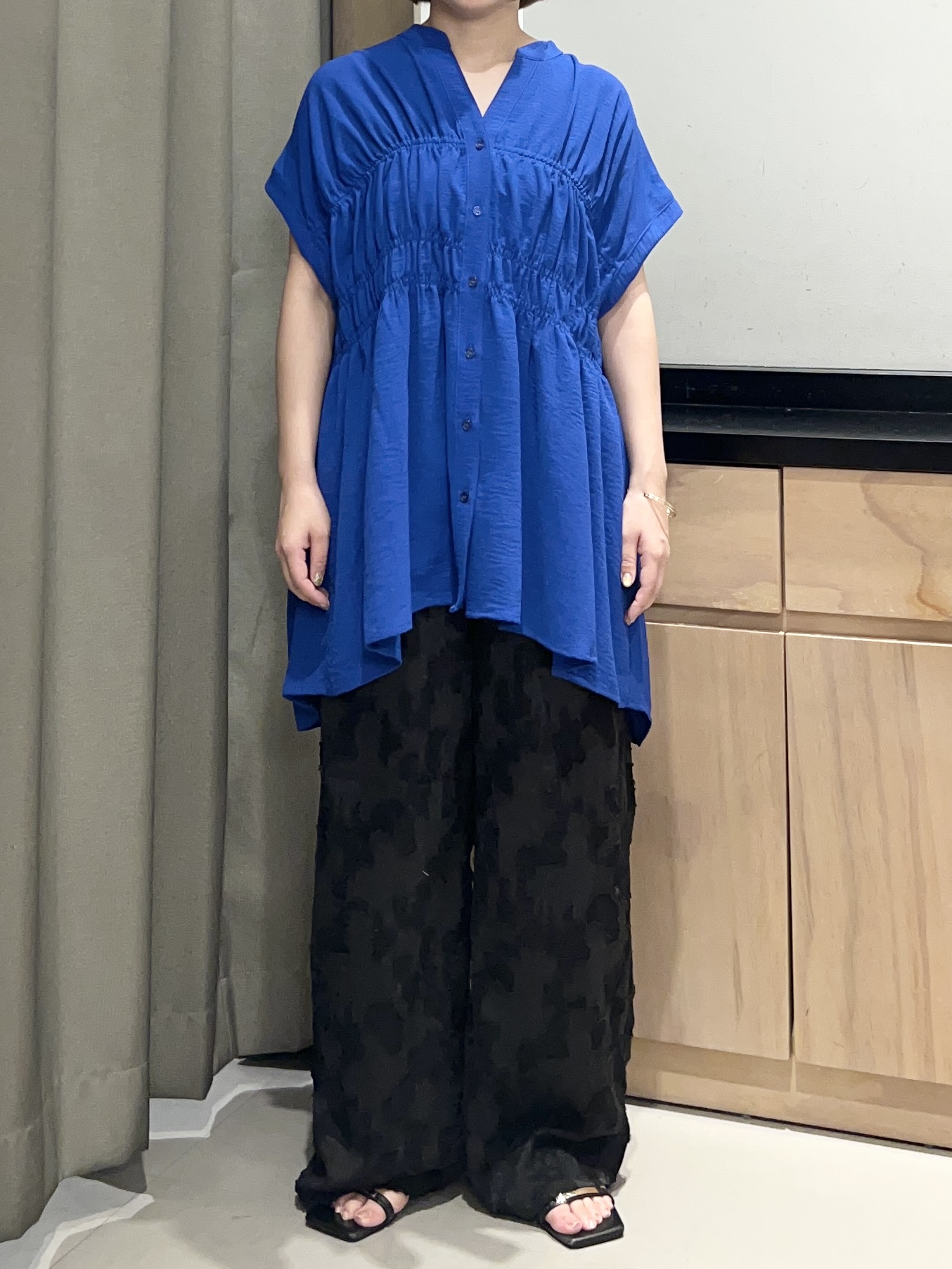 かのさんの「THE SHOP TK｜【夏に嬉しい多機能/体型カバー】ひんやりさらさら シャーリングブラウス」を使ったコーディネート