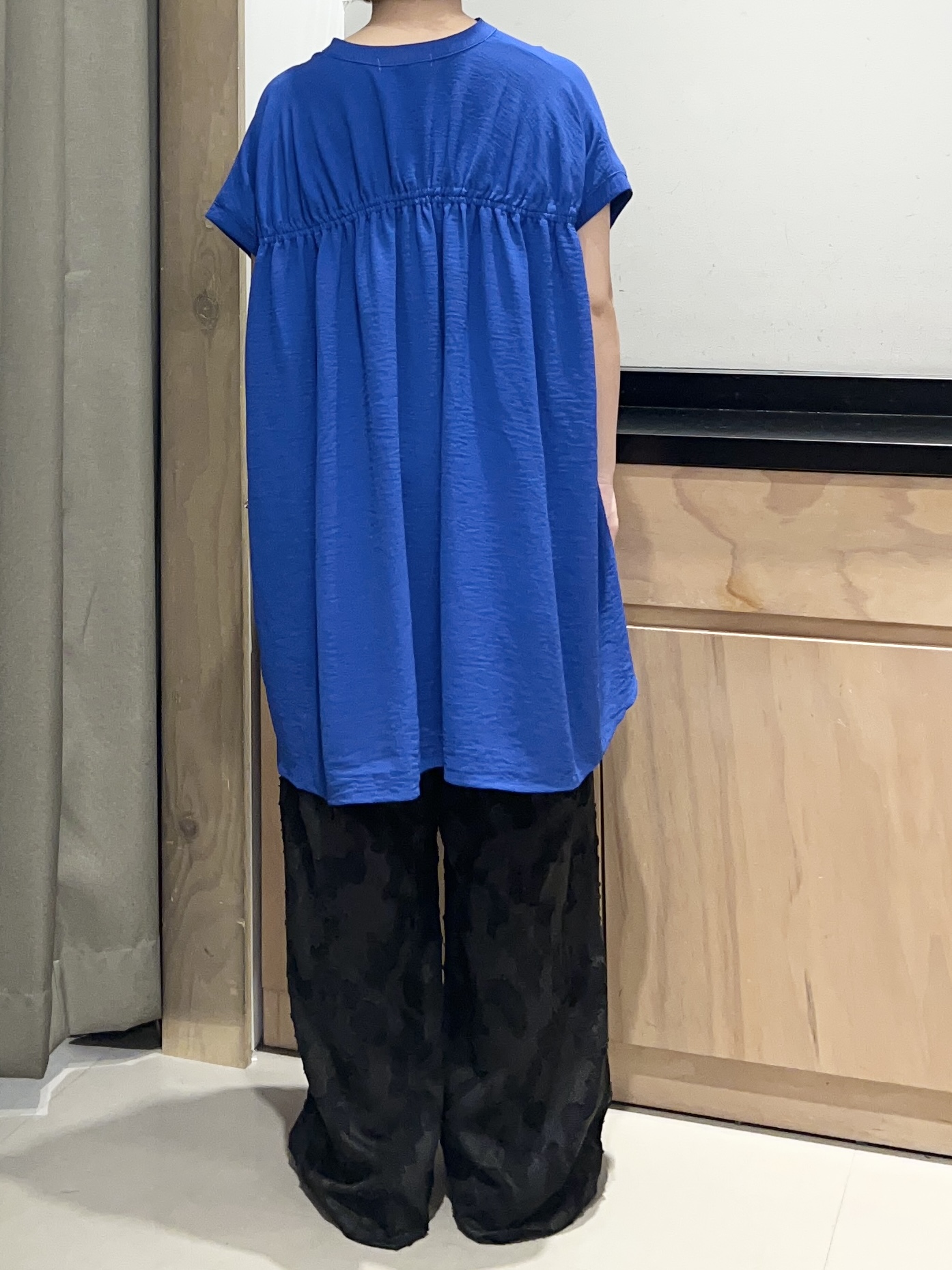 かのさんの「THE SHOP TK｜【夏に嬉しい多機能/体型カバー】ひんやりさらさら シャーリングブラウス」を使ったコーディネート