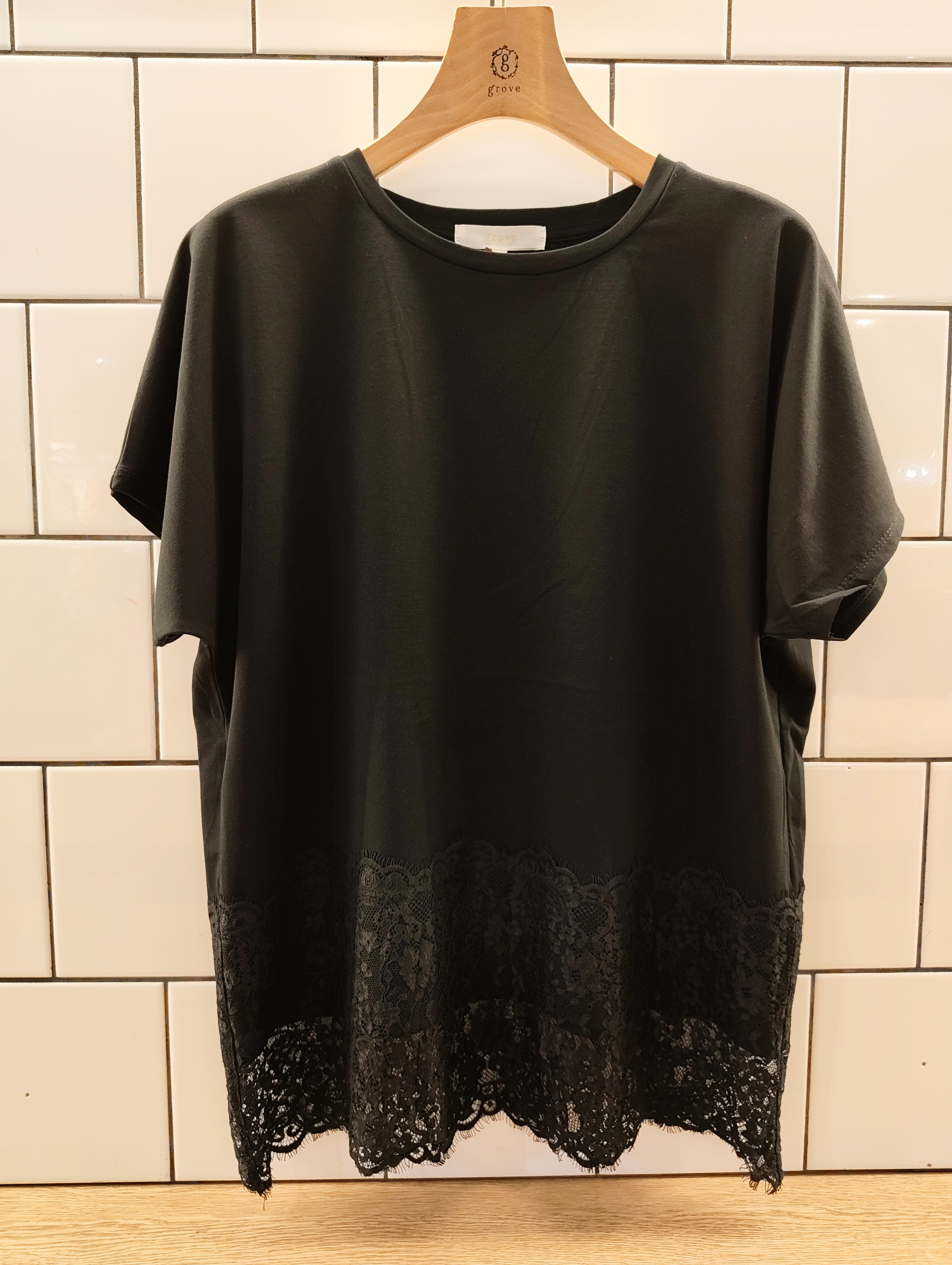 milkaさんの「grove｜【持続冷感/SET UP可】ひんやりポンチシリーズ／裾レースドルマンカットソー」を使ったコーディネート