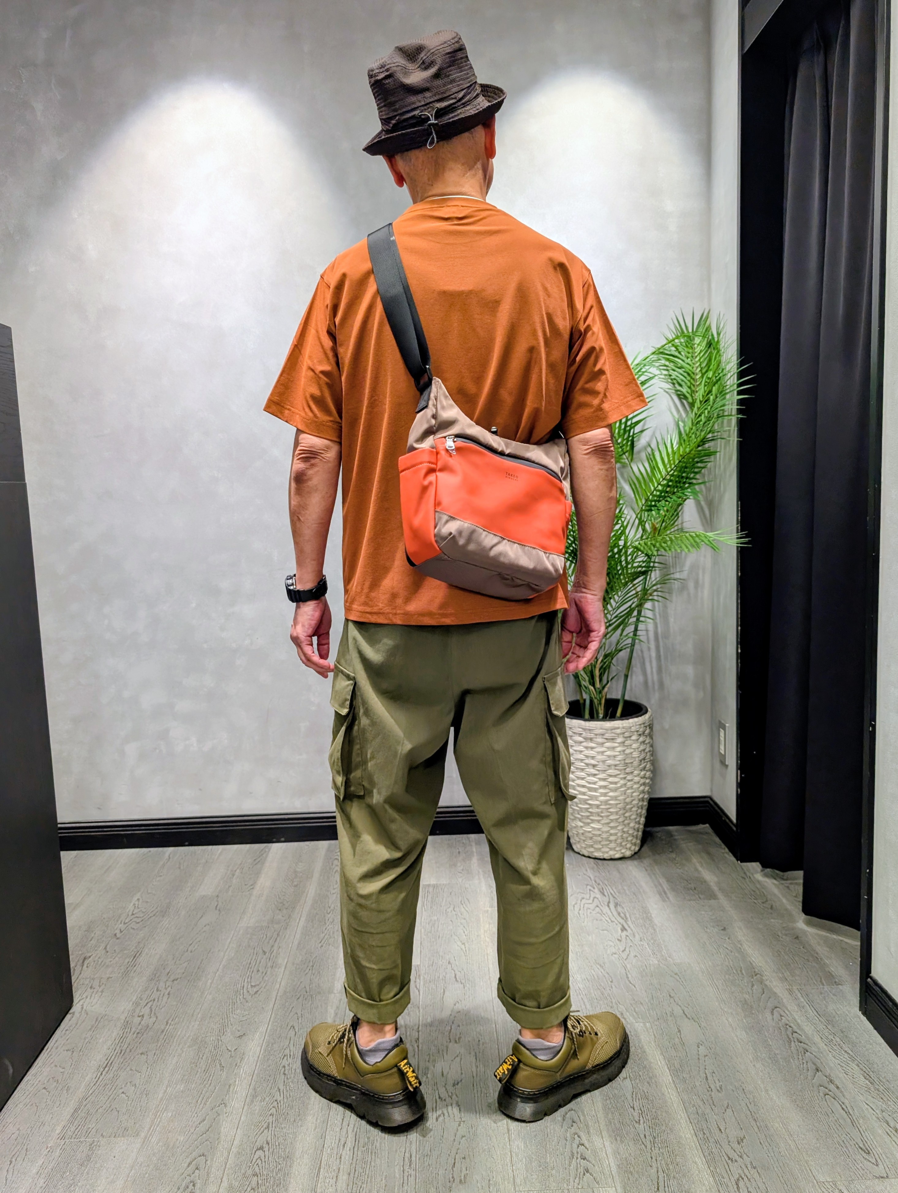 三谷義勝さんの「TAKEO KIKUCHI｜【汗染み軽減】フェイクレイヤー ワンポイント プルオーバー」を使ったコーディネート
