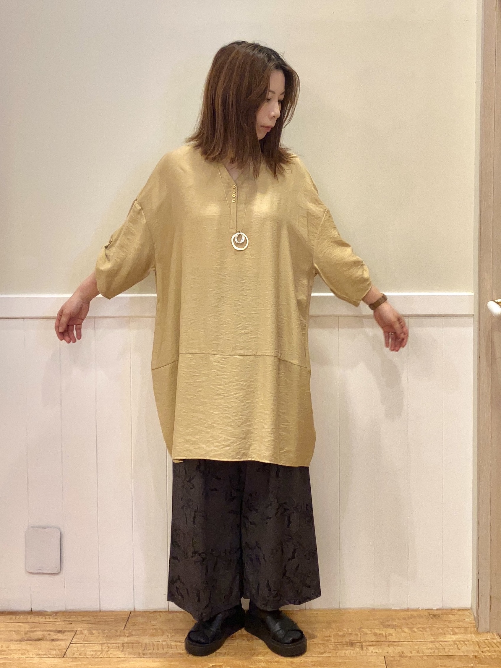 FUJIさんの「SHOO･LA･RUE｜【ひんやり/S-LL/洗濯機可】体型カバーにも ゆるっとリラックスチュニック」を使ったコーディネート