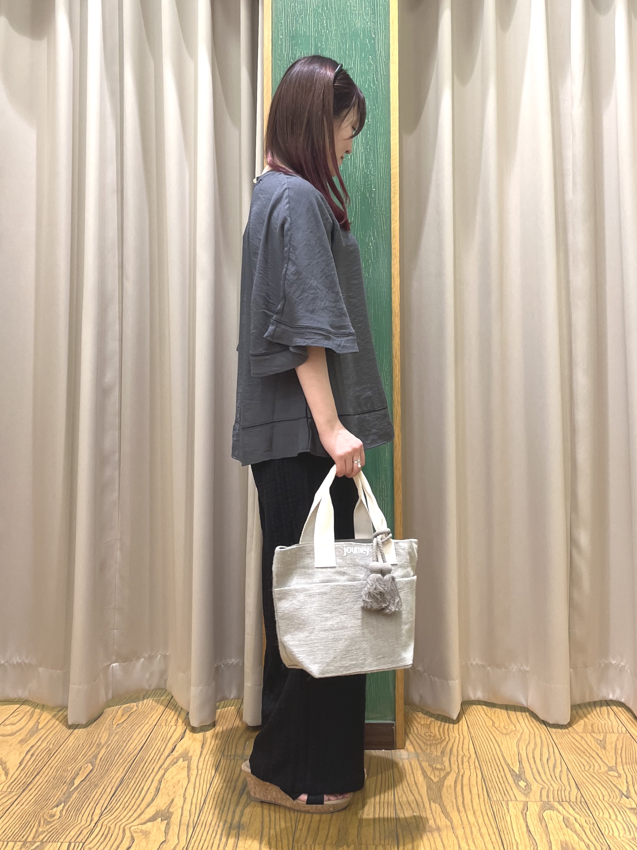 ゆっきーさんの「SHOO･LA･RUE｜【ひんやり/S-LL/洗濯機可】体型カバー ふんわりスラブポンチョ風ブラウス」を使ったコーディネート