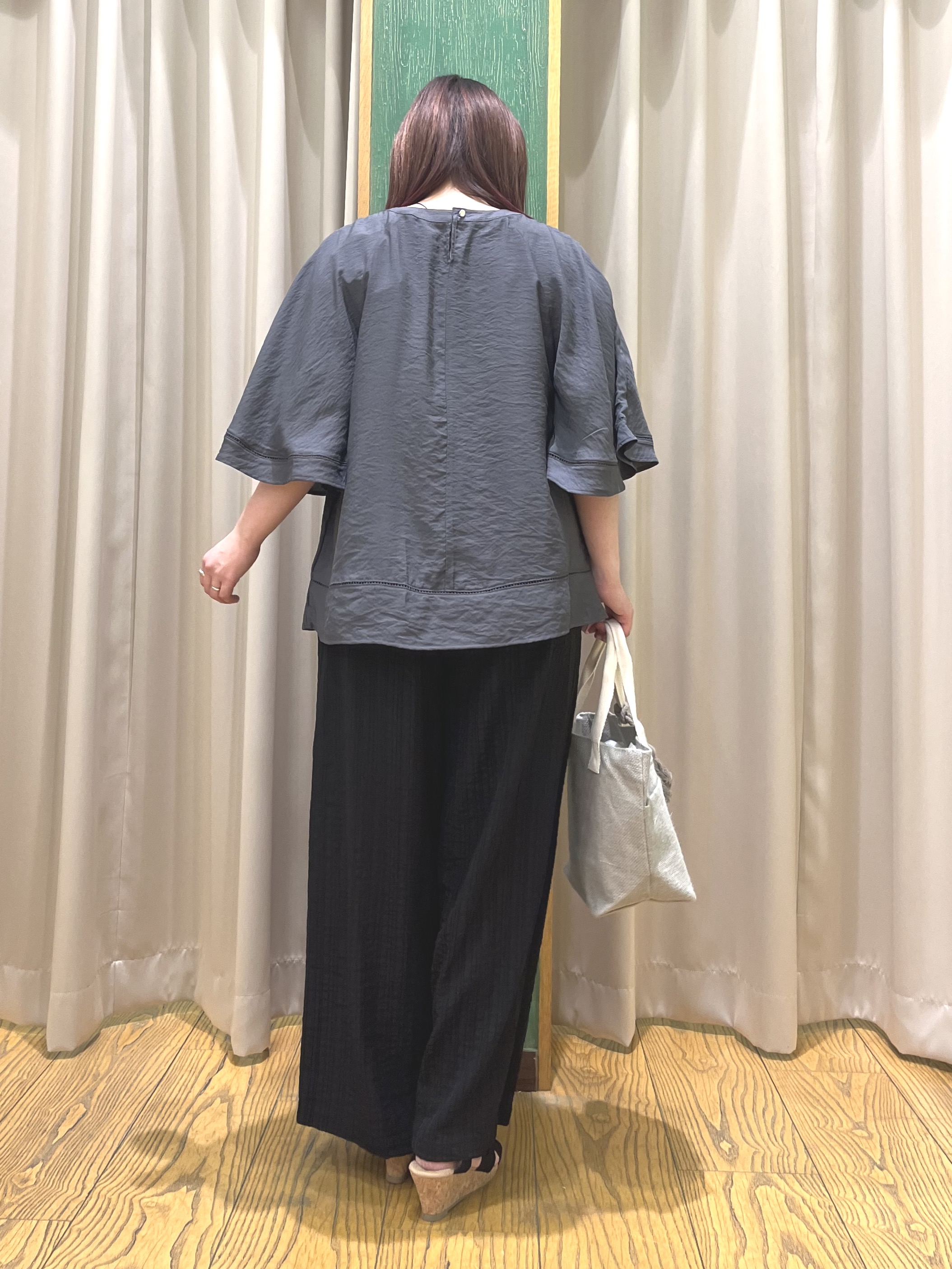 ゆっきーさんの「SHOO･LA･RUE｜【ひんやり/S-LL/洗濯機可】体型カバー ふんわりスラブポンチョ風ブラウス」を使ったコーディネート
