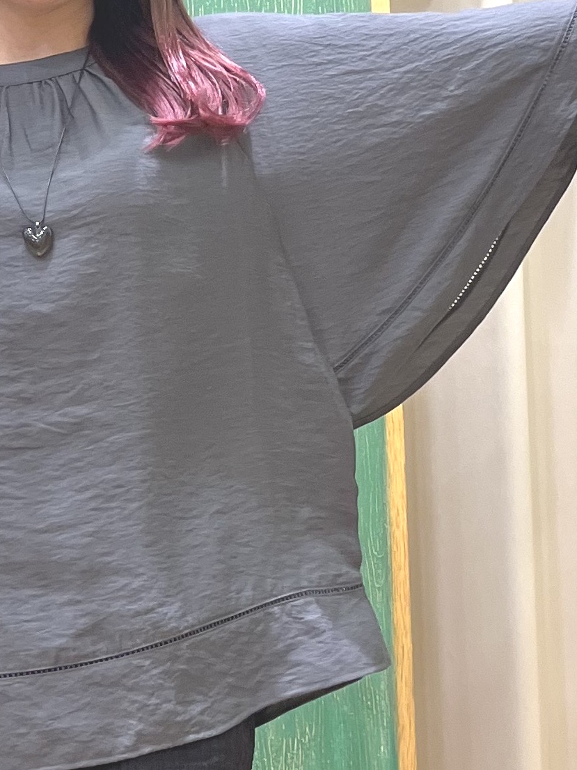 ゆっきーさんの「SHOO･LA･RUE｜【ひんやり/S-LL/洗濯機可】体型カバー ふんわりスラブポンチョ風ブラウス」を使ったコーディネート