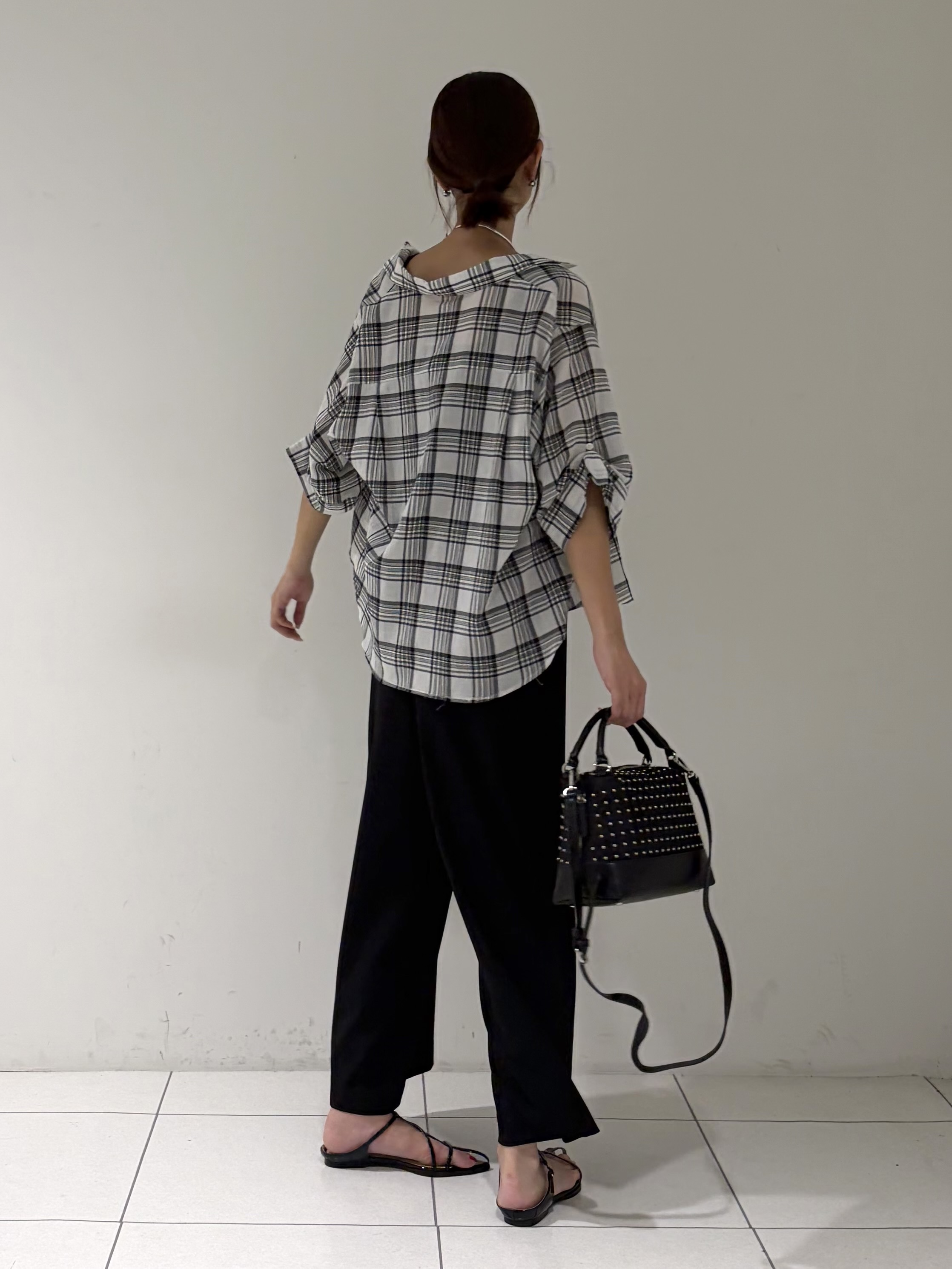shioriさんの「INDIVI｜【透け感／2WAY】袖アレンジ チェックシャツ」を使ったコーディネート